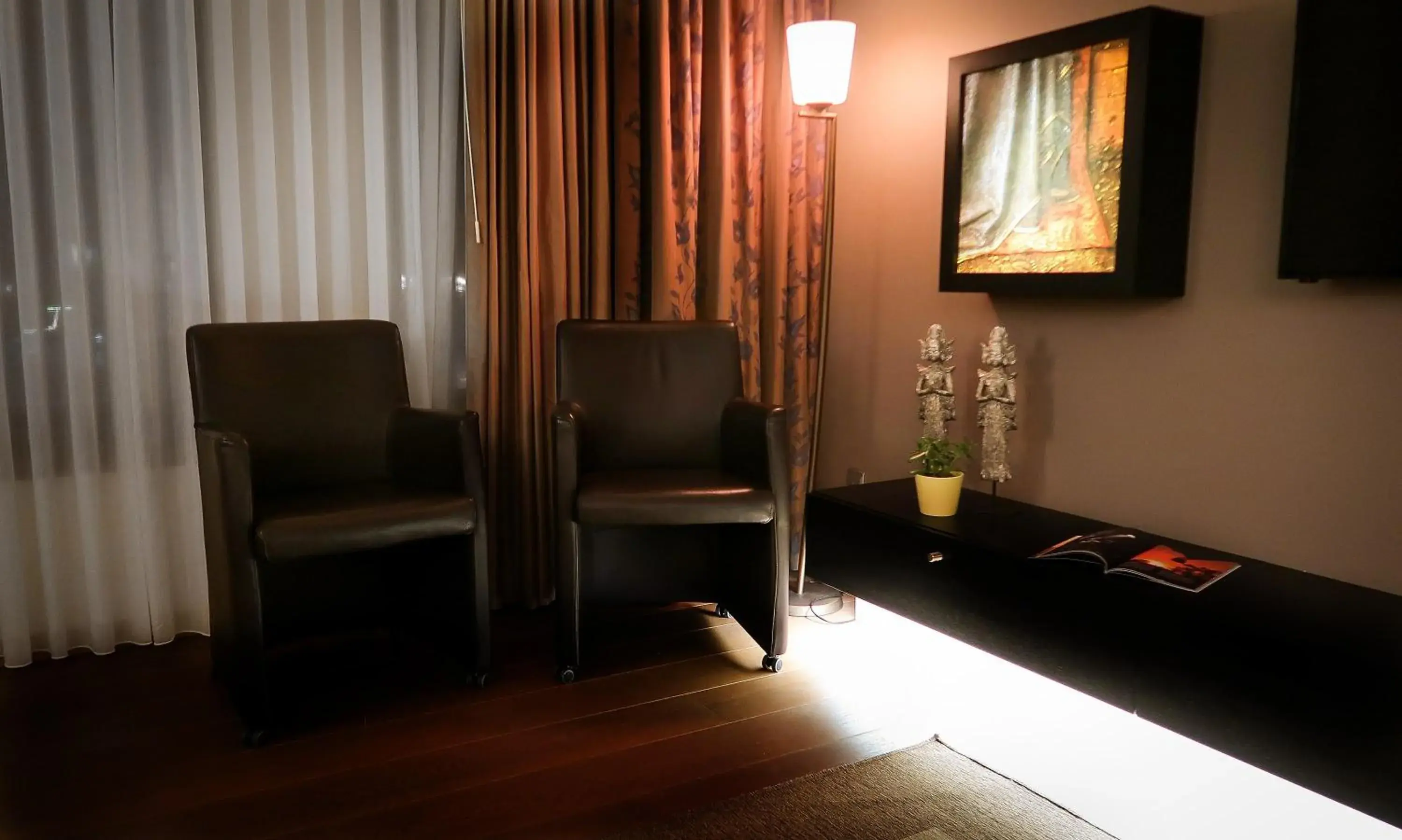 Bedroom, Seating Area in Hotel Van Eyck
