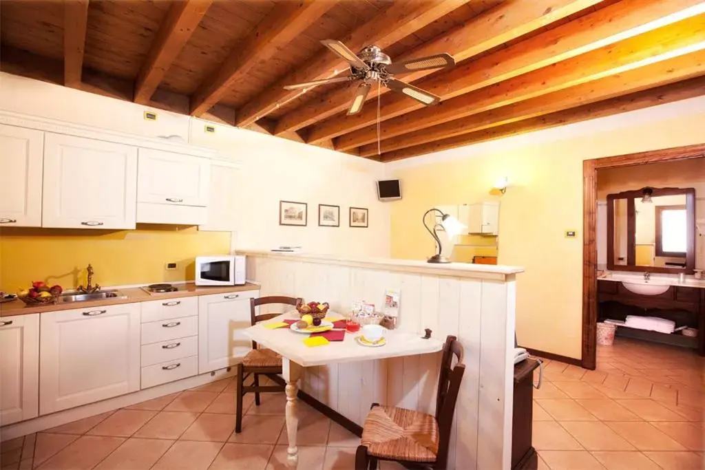 Kitchen/Kitchenette in Luna Residence Hotel