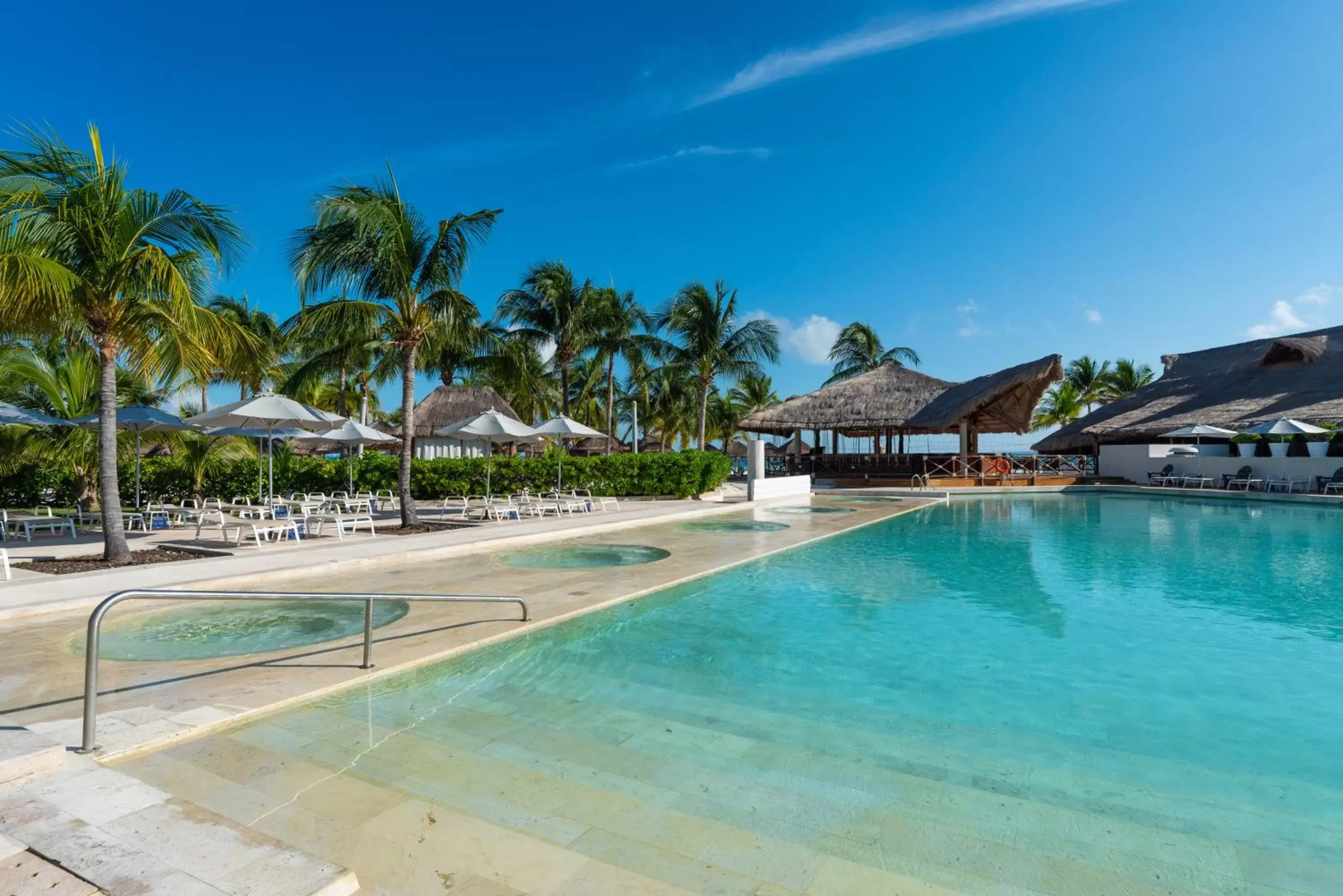 Hot Tub, Swimming Pool in InterContinental Presidente Cancun Resort