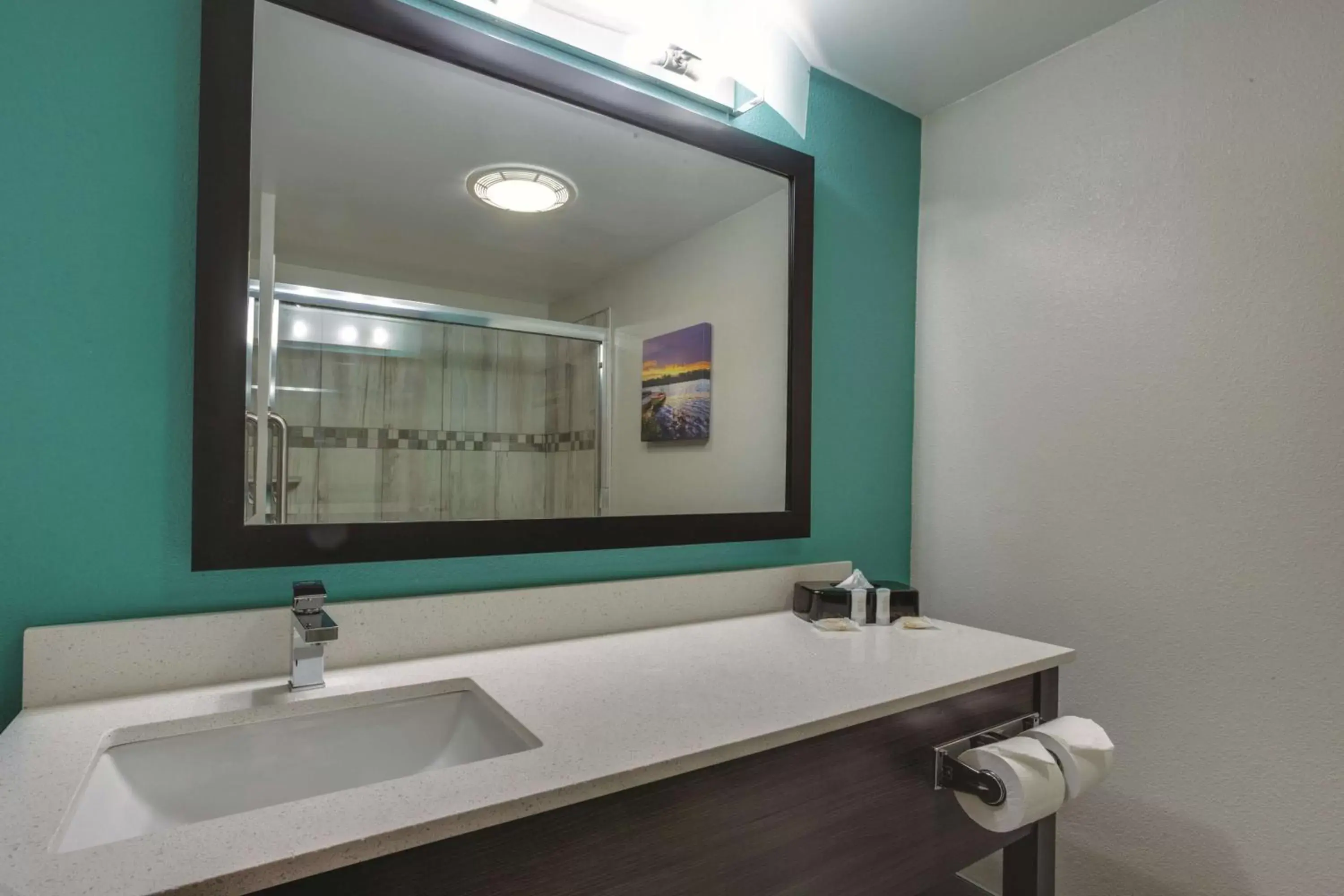 Photo of the whole room, Bathroom in La Quinta by Wyndham Batavia