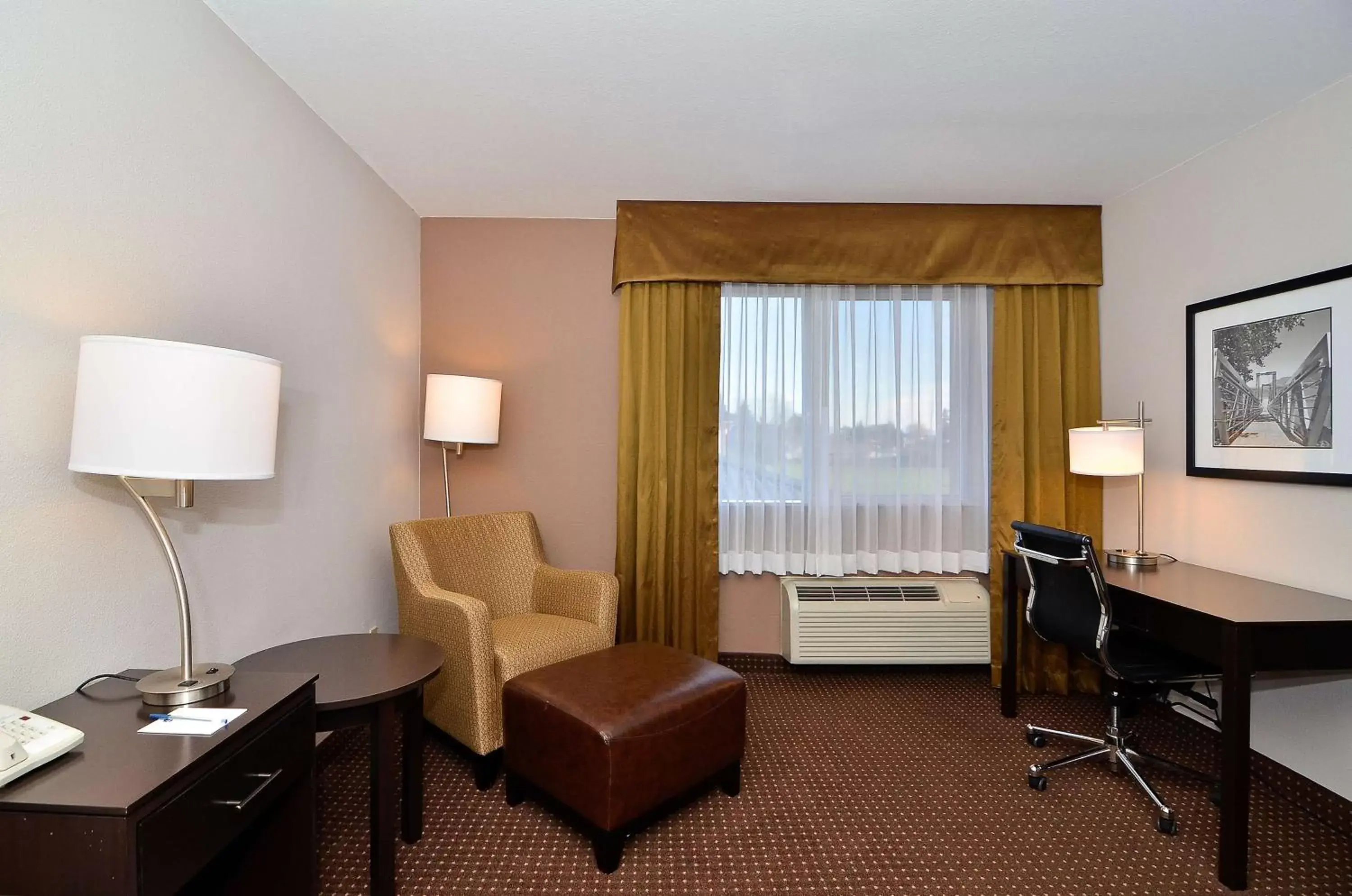 Photo of the whole room, Seating Area in Best Western Inn of Vancouver