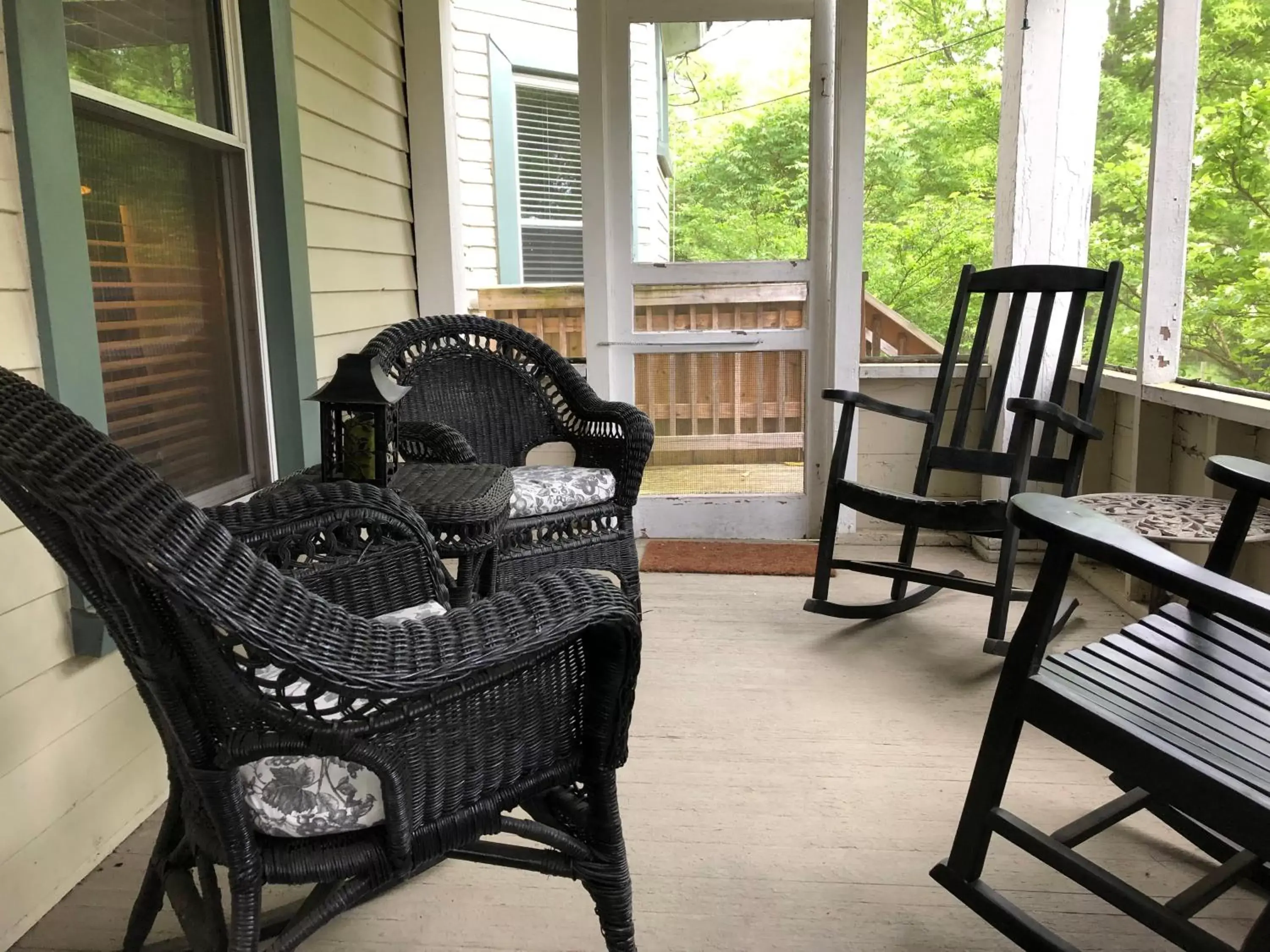 Seating Area in Magnolia House & Gardens B&B