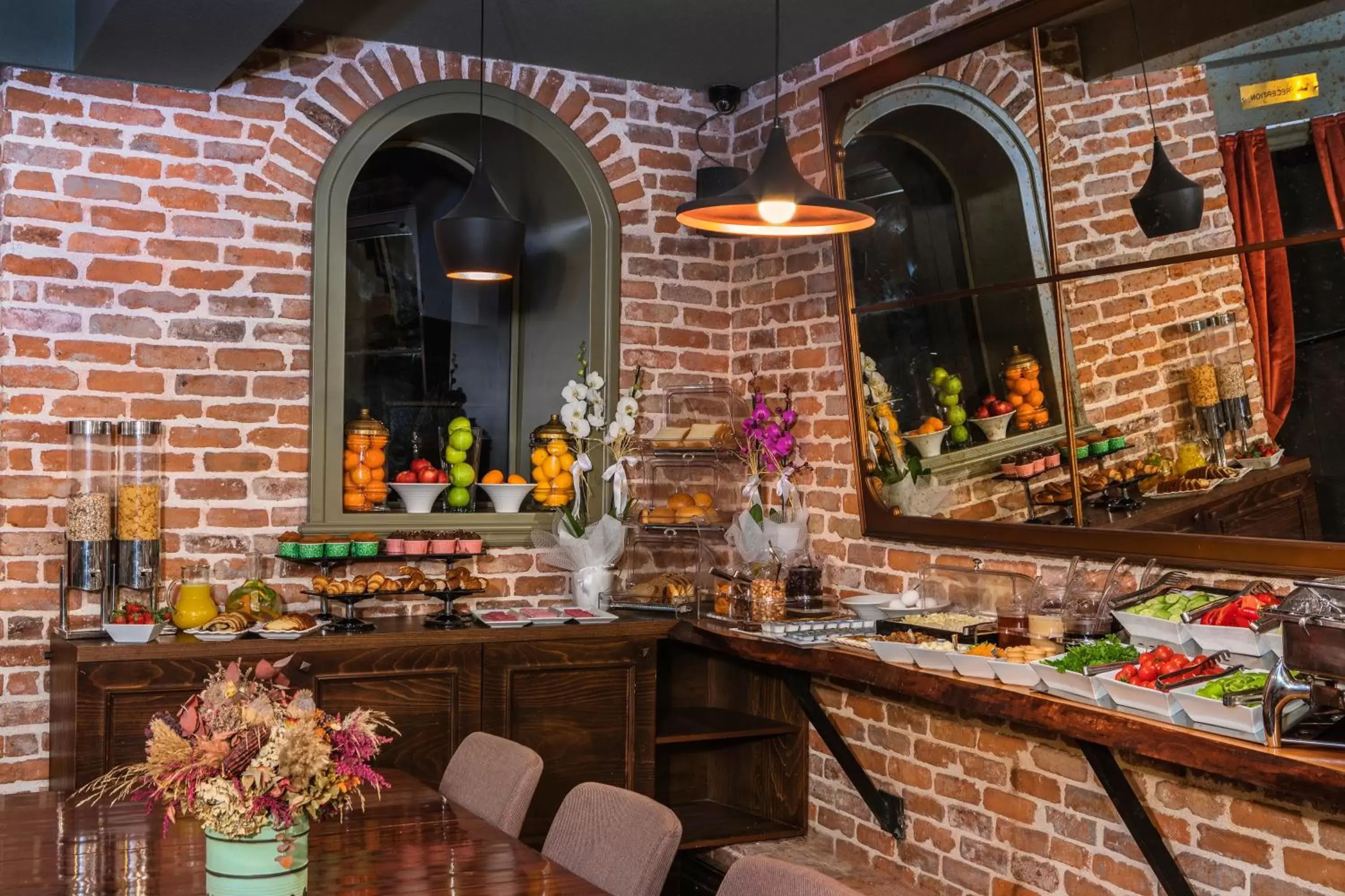 Restaurant/Places to Eat in Meroddi Galata Mansion