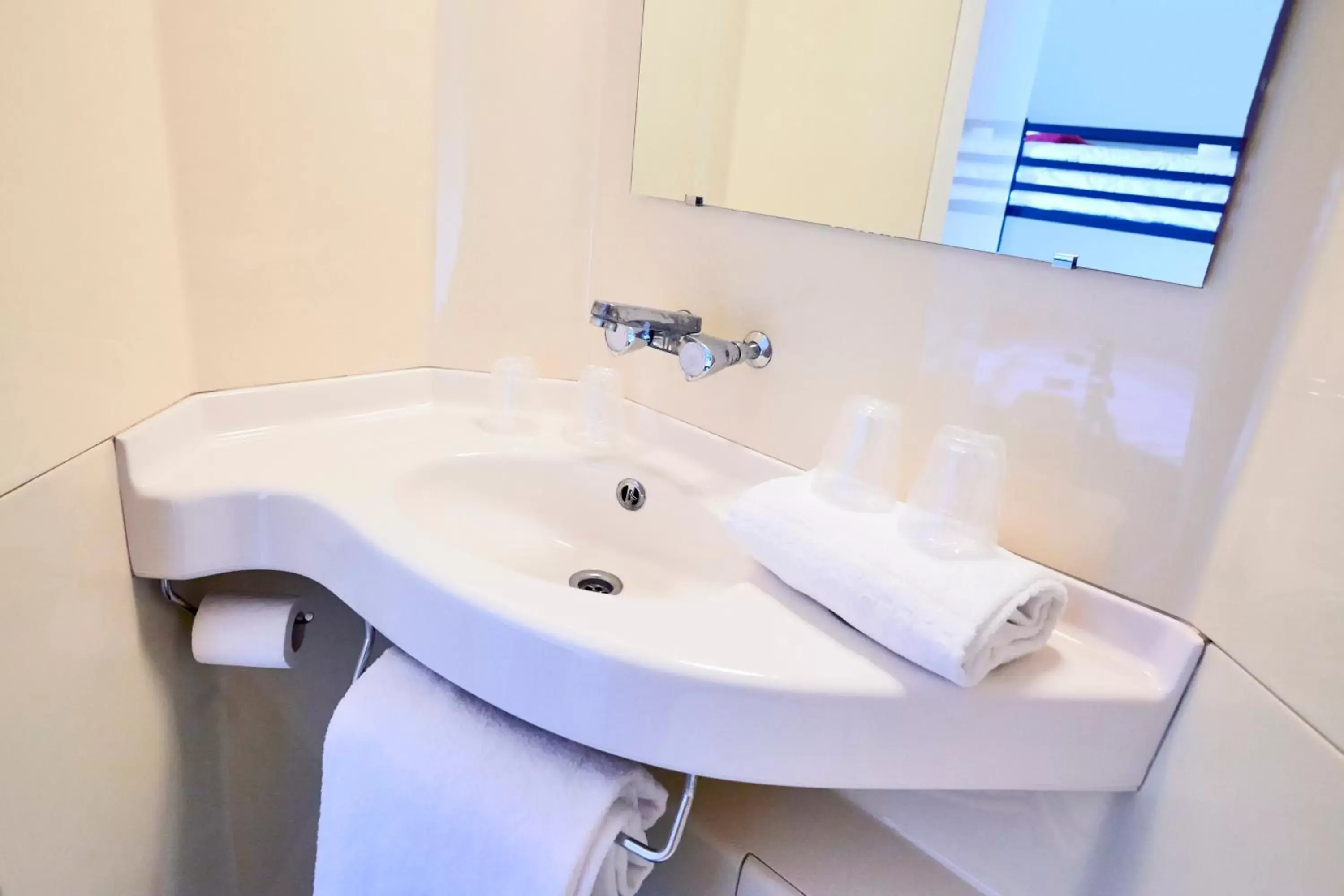 Shower, Bathroom in Premiere Classe Toulouse Ouest -Blagnac Aéroport