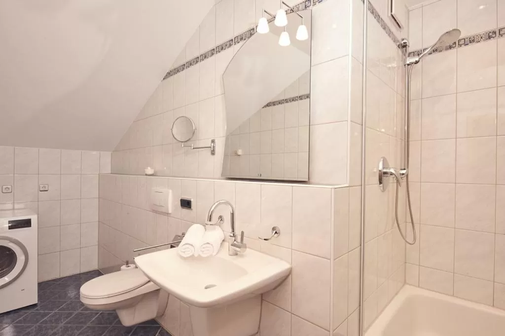Bathroom in Hotel Seeblick & Ferienwohnung