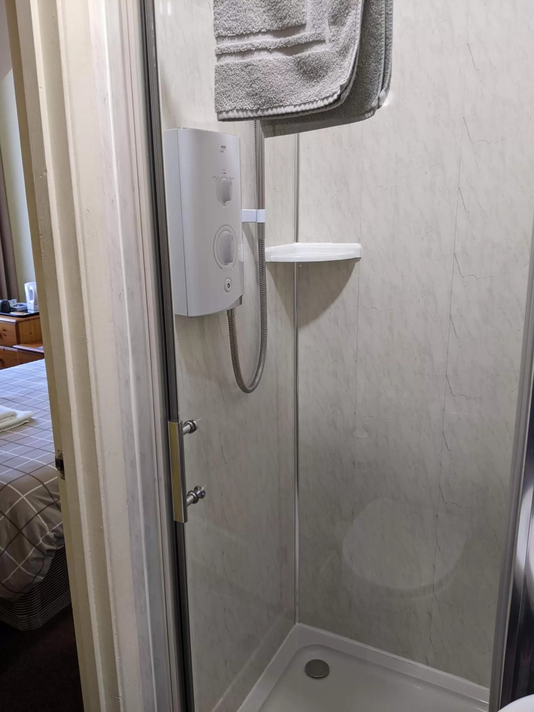 Bathroom in Kingswinford Guest House