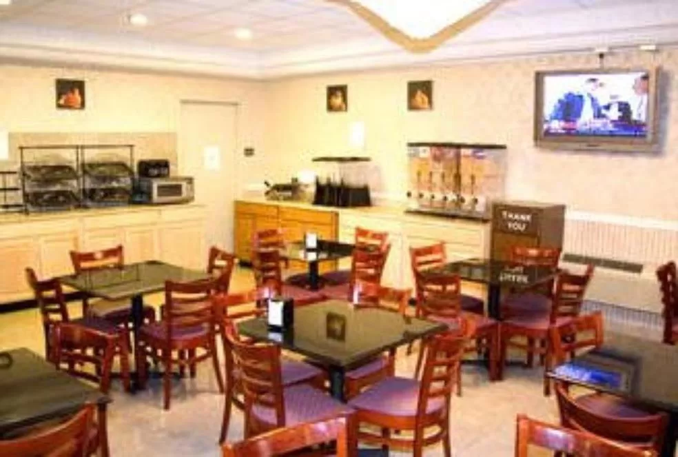 Restaurant/places to eat in Ramada by Wyndham East Orange