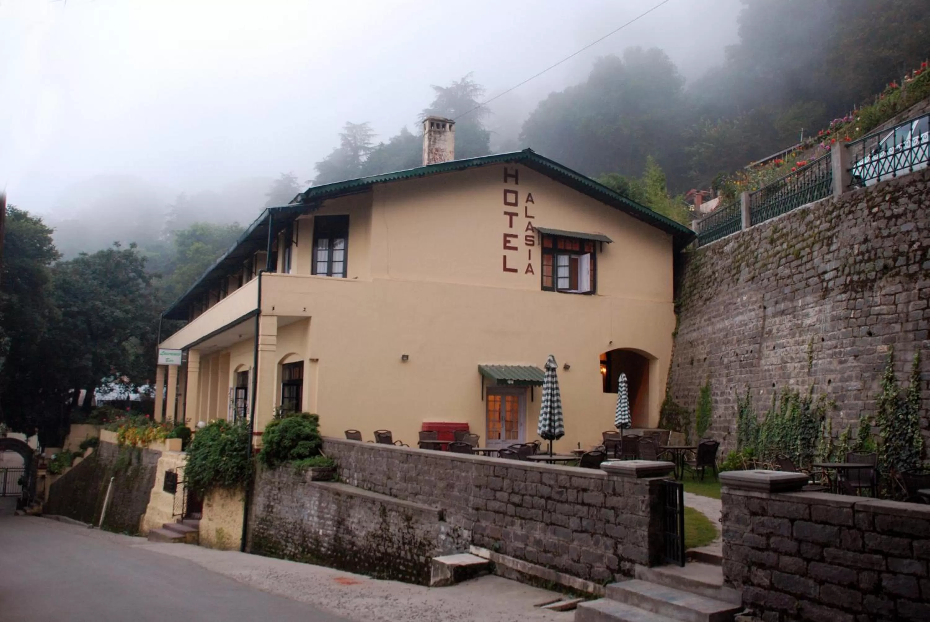 Restaurant/places to eat in Alasia Hotel