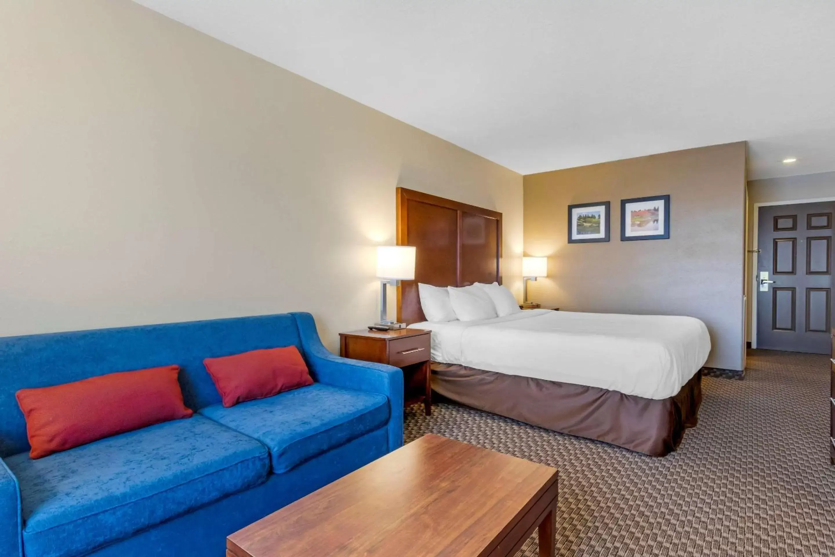 Bedroom, Bed in Comfort Inn Lethbridge