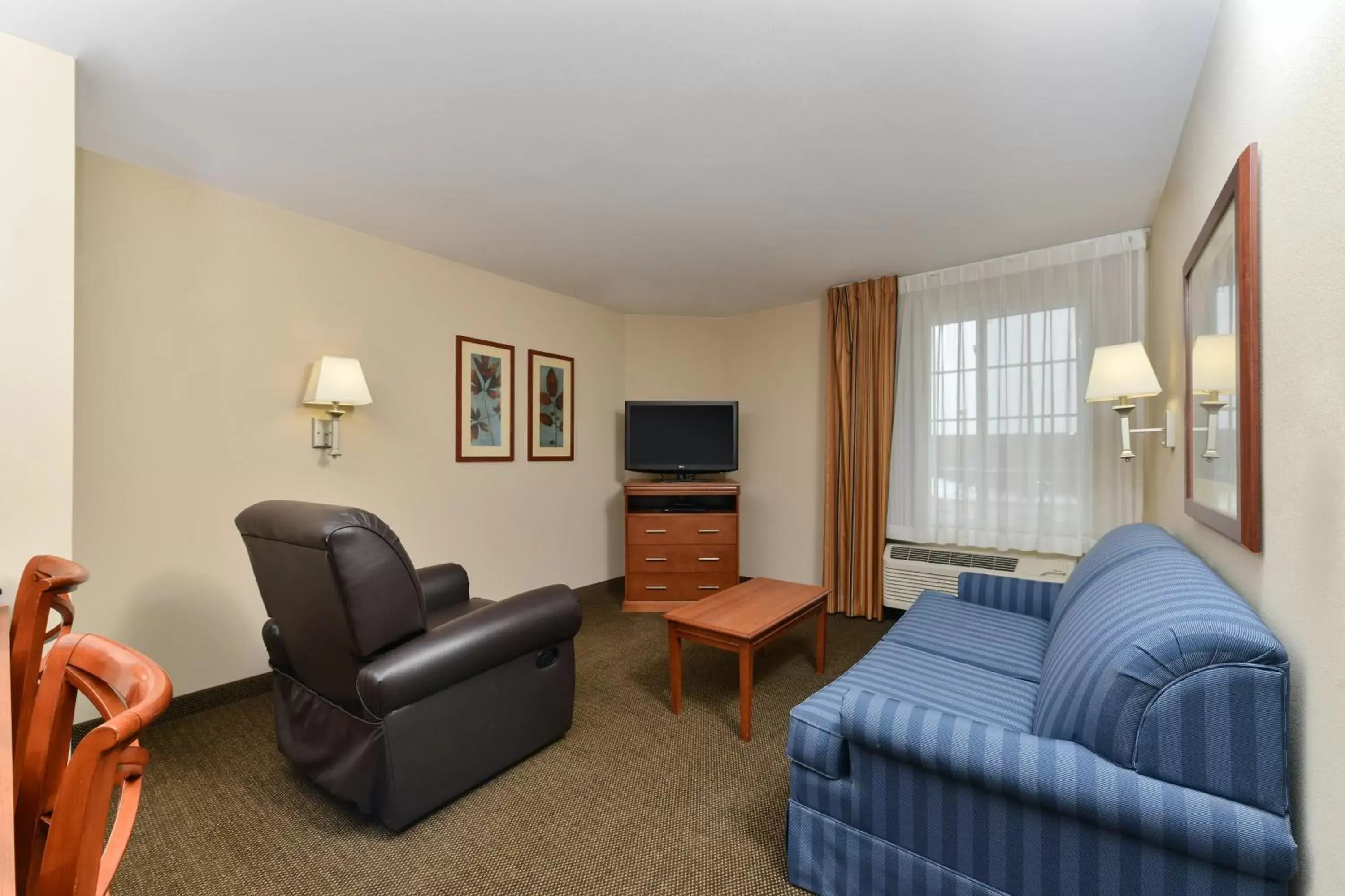 Photo of the whole room, Seating Area in Candlewood Suites Chambersburg, an IHG Hotel