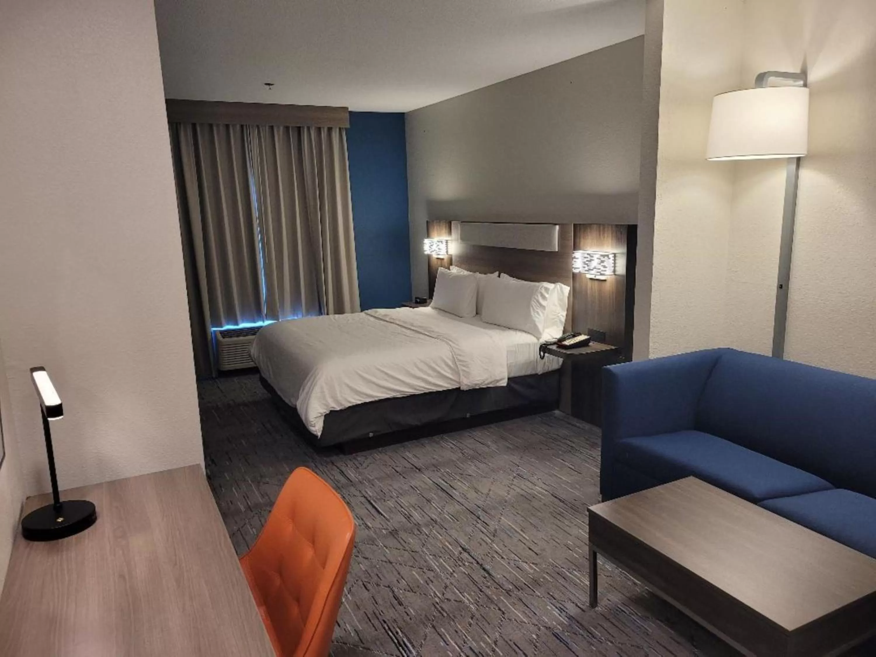 Photo of the whole room, Bed in Holiday Inn Express Hotel & Suites Starkville, an IHG Hotel