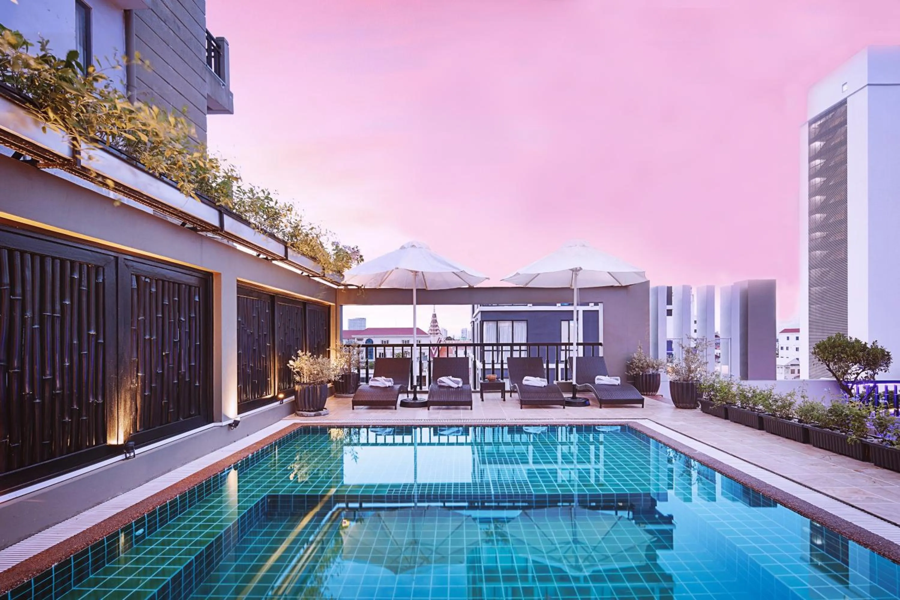 Swimming pool in Apsor Palace Hotel