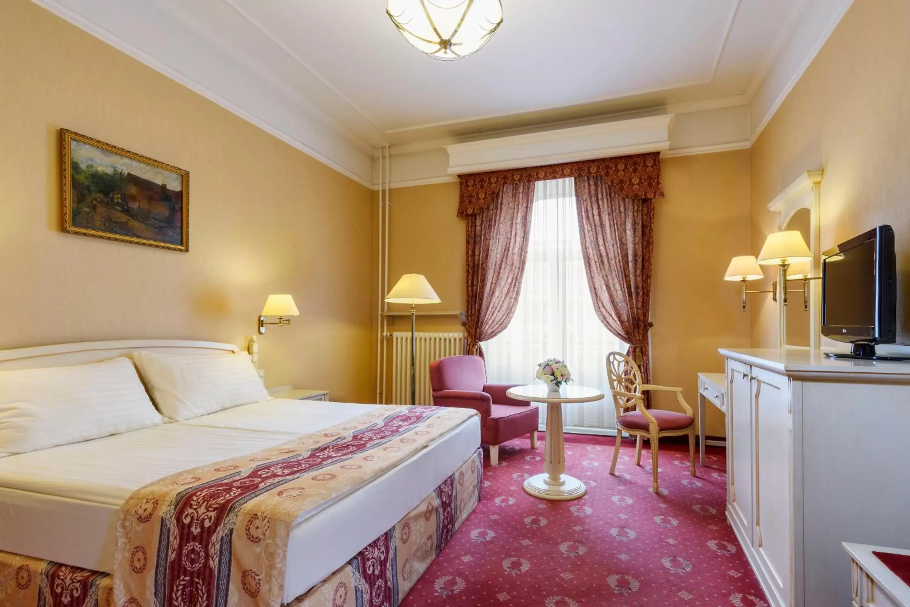 Photo of the whole room, Bed in Danubius Hotel Astoria City Center