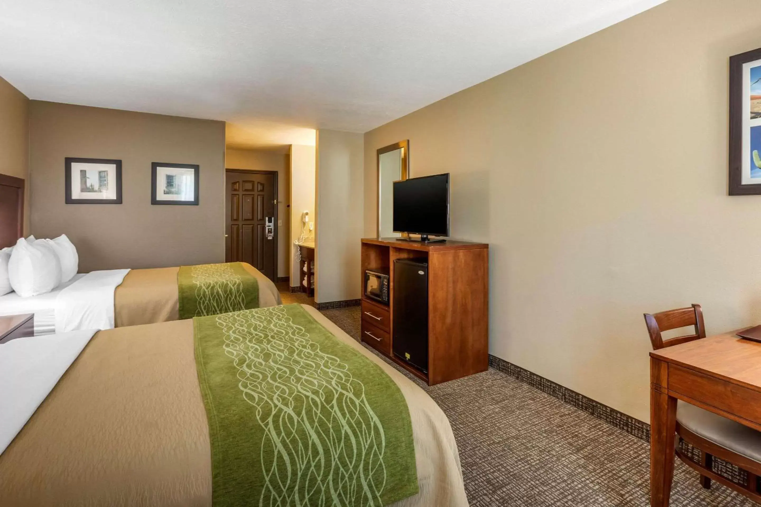 Photo of the whole room, TV/Entertainment Center in Comfort Inn & Suites El Centro I-8