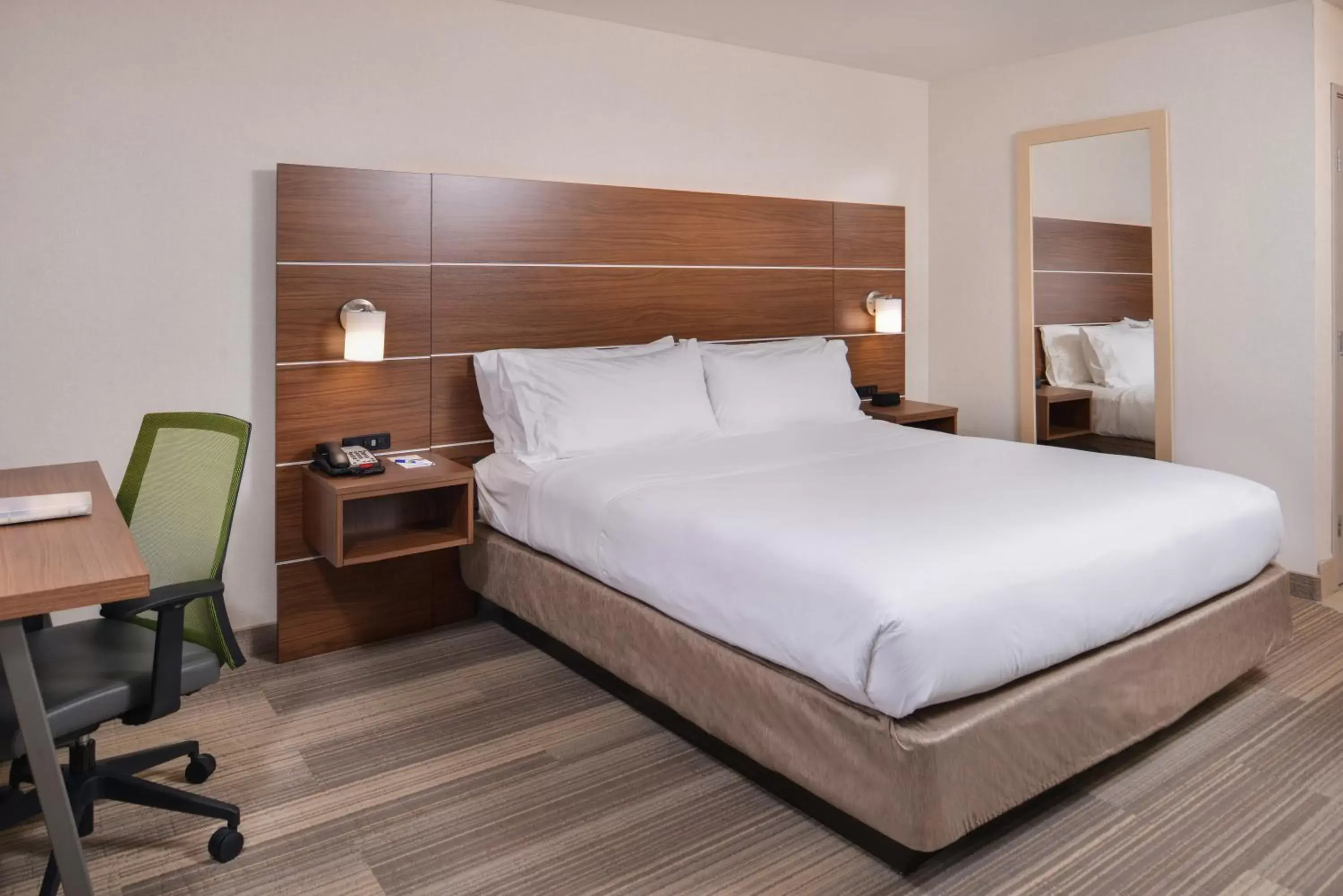Photo of the whole room, Bed in Holiday Inn Express Westley by IHG Photo of the whole room, Bed in Holiday Inn Express Westley by IHG