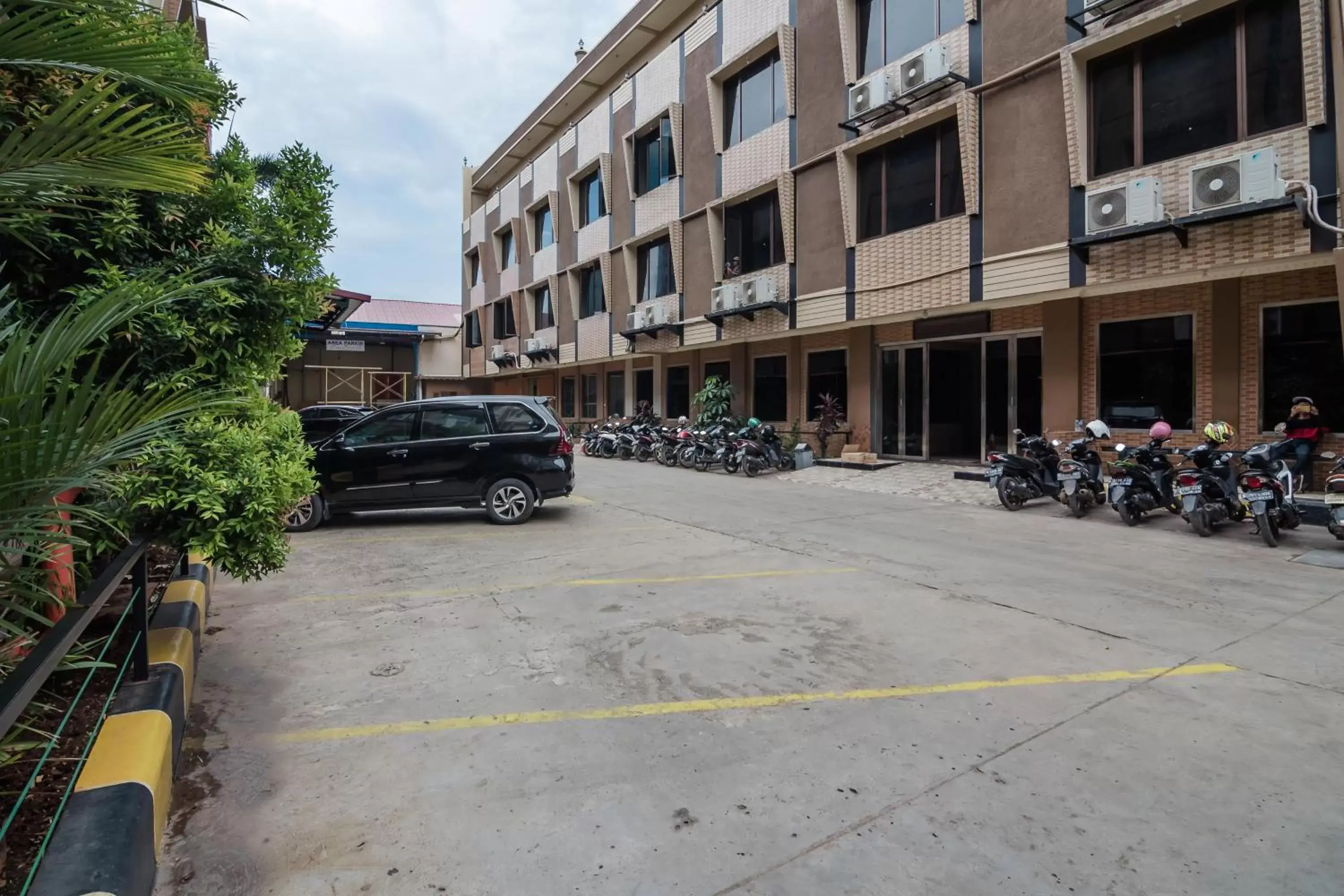 Property building in RedDoorz Plus near Soekarno Hatta Airport 2 Property building in RedDoorz Plus near Soekarno Hatta Airport 2