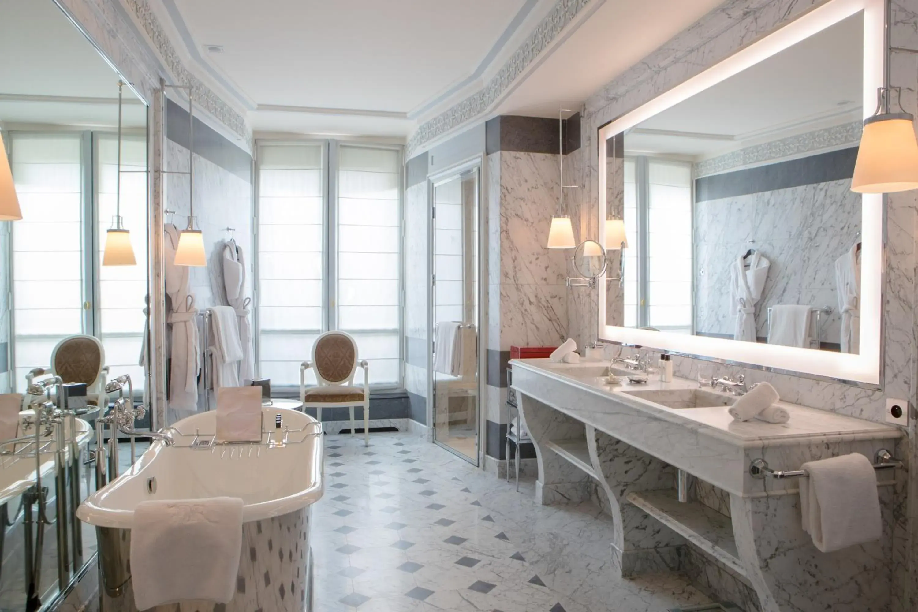 Bathroom, Restaurant/Places to Eat in La Réserve Paris Hotel & Spa