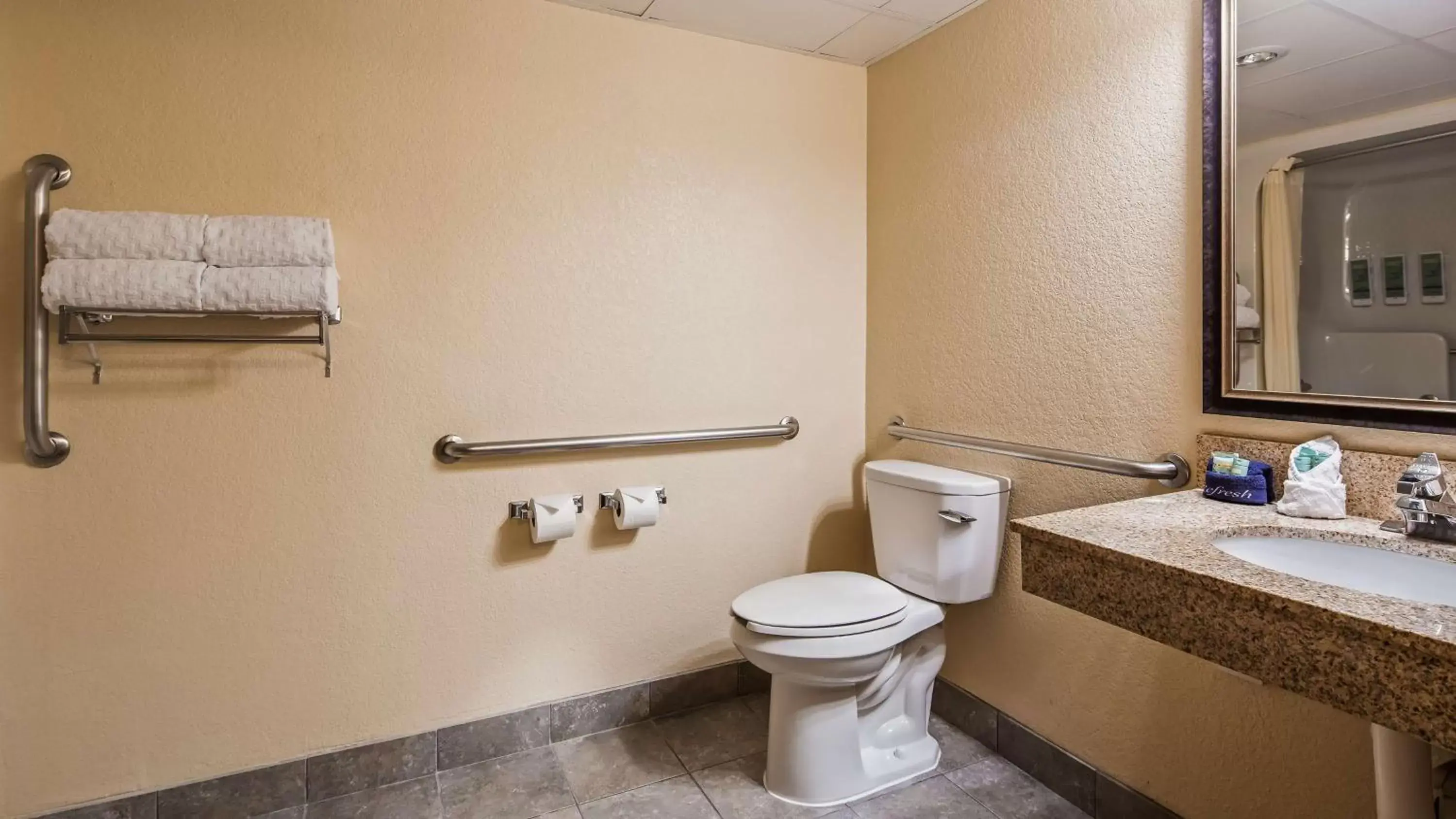 Bathroom in Best Western Center Pointe Inn