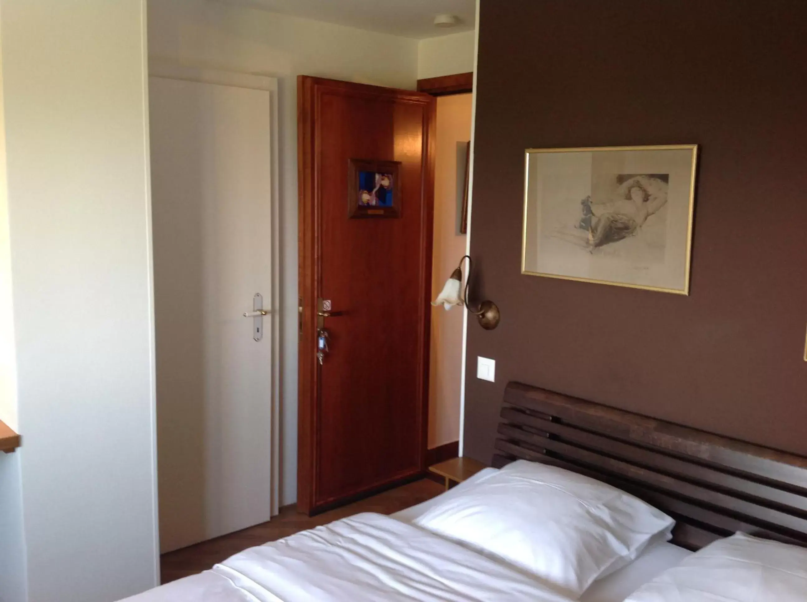 Photo of the whole room, Bed in Auberge de Dully
