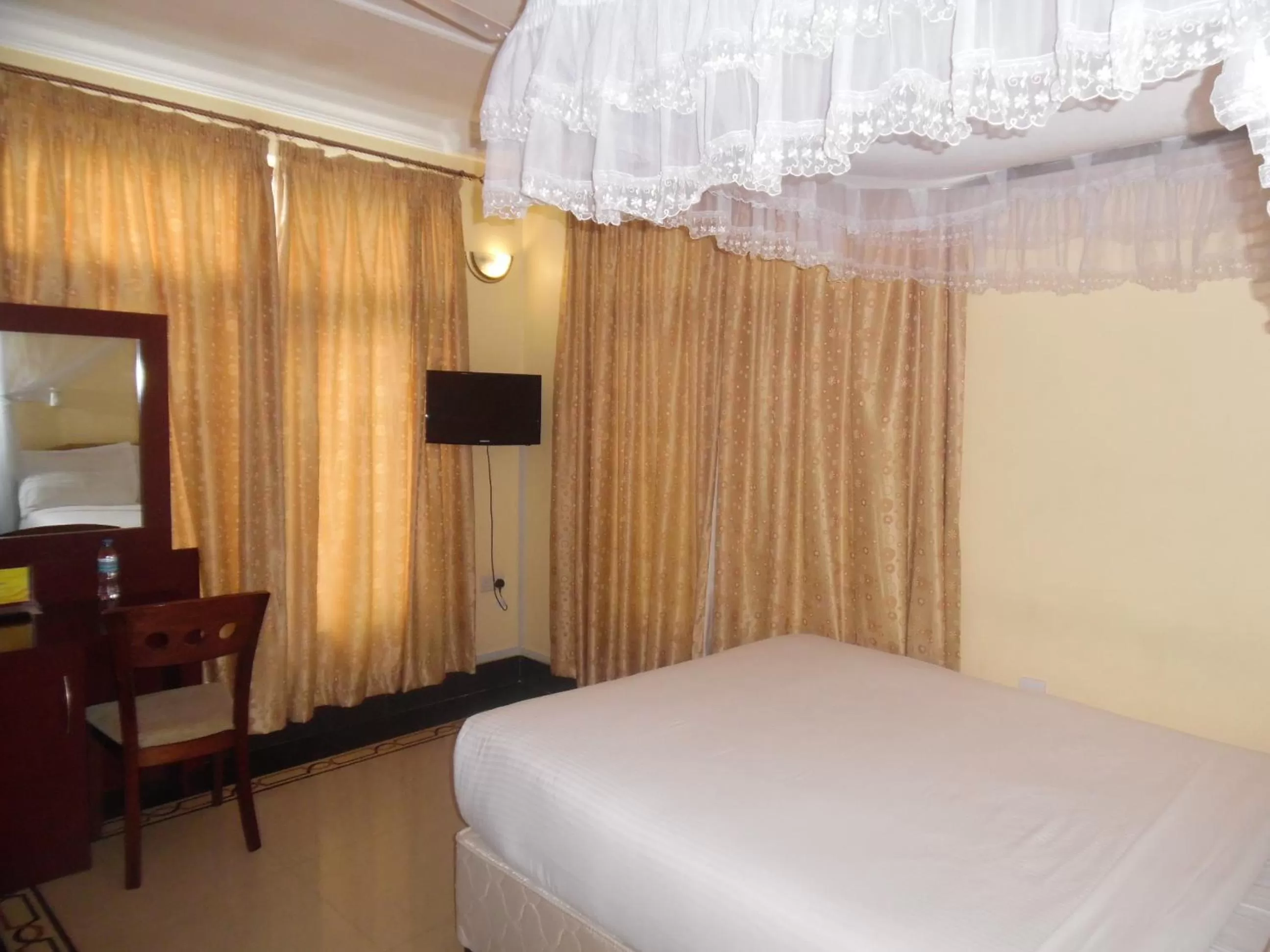 Property building, Bed in Lantana Hotel