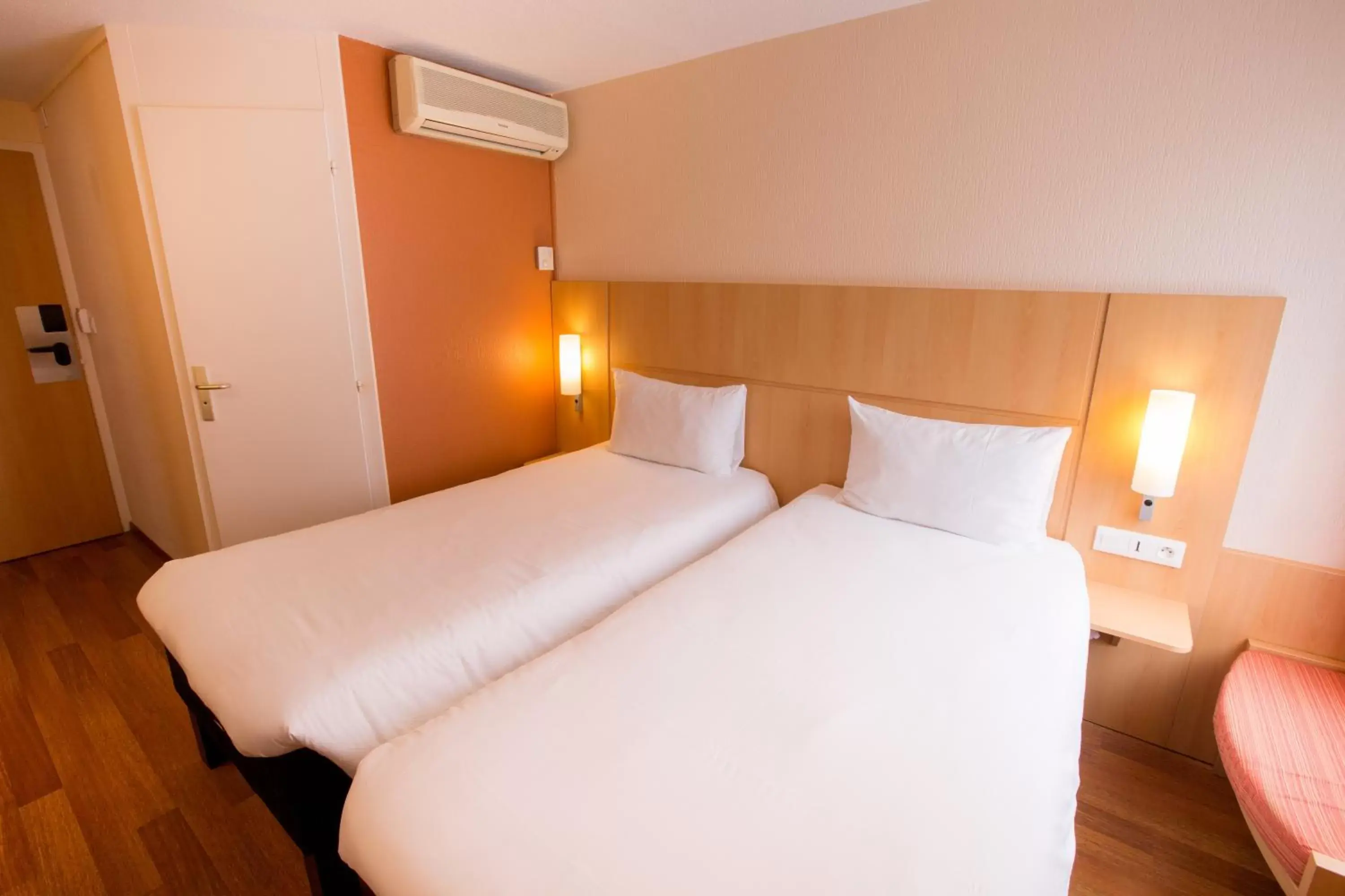 Photo of the whole room, Bed in ibis Cherbourg La Glacerie