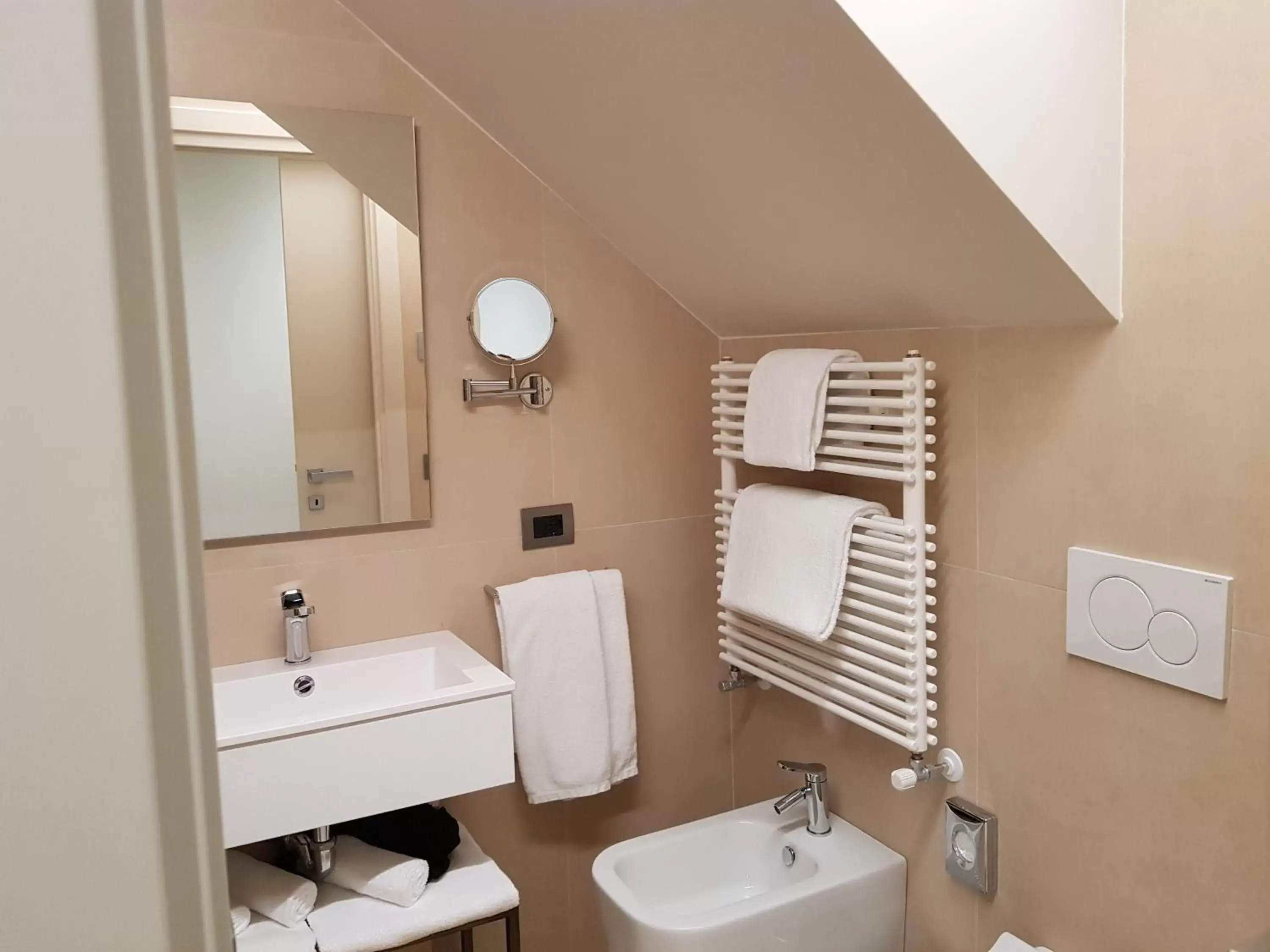 Bathroom in Hotel Aquarius Venice-Ascend Hotel Collection