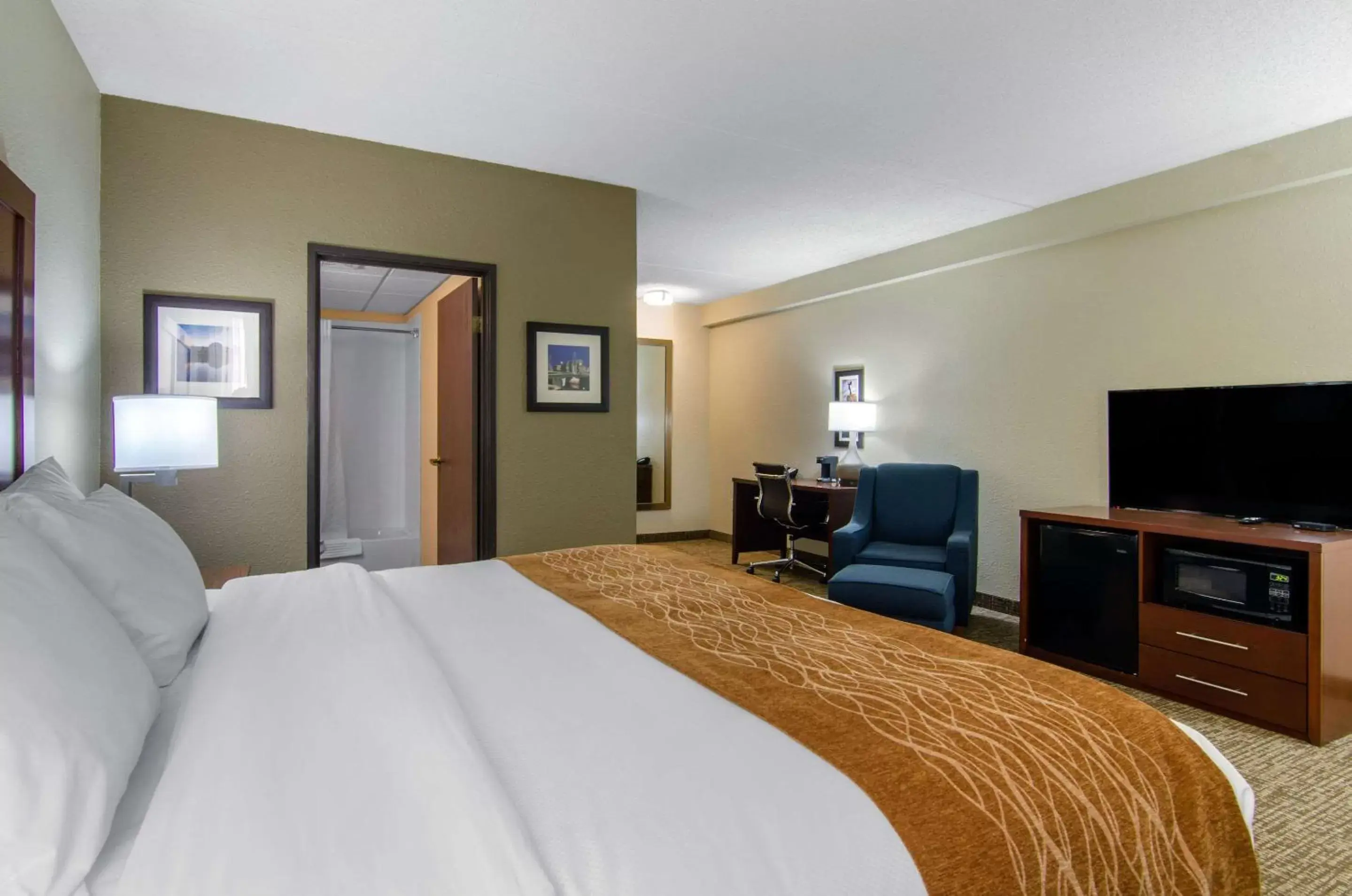 Photo of the whole room, Bed in Comfort Inn & Suites