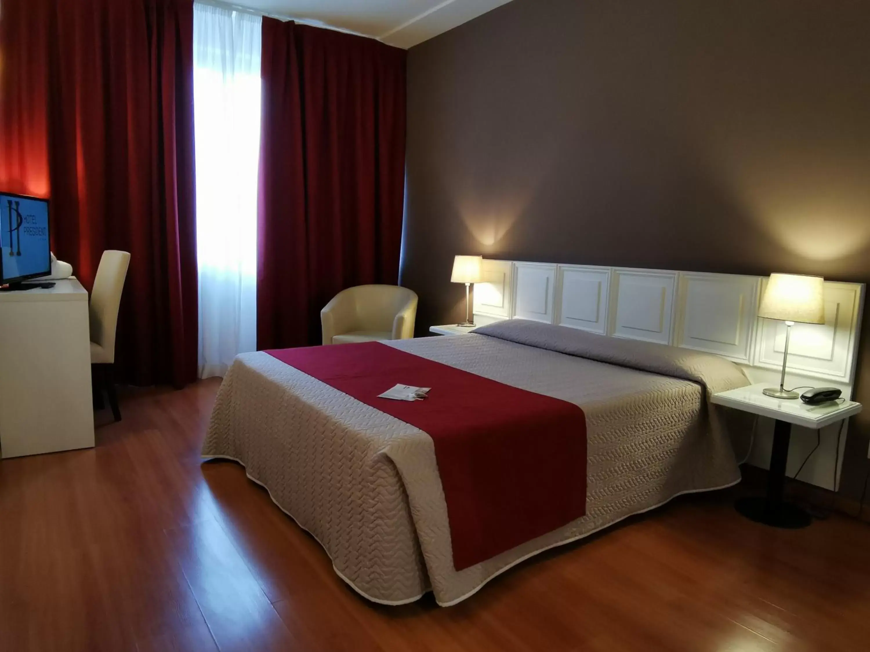 Bedroom, Bed in Hotel President
