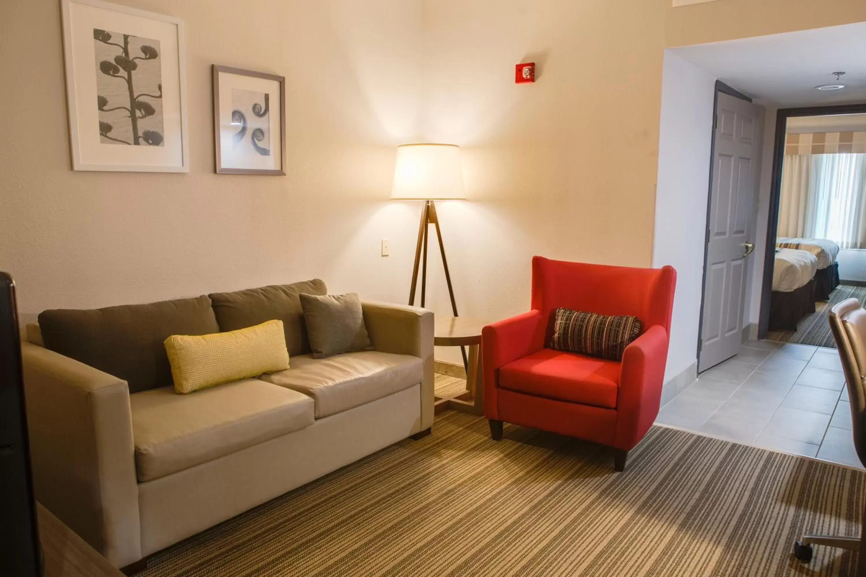 Living room, Seating Area in Country Inn & Suites by Radisson, Harlingen, TX