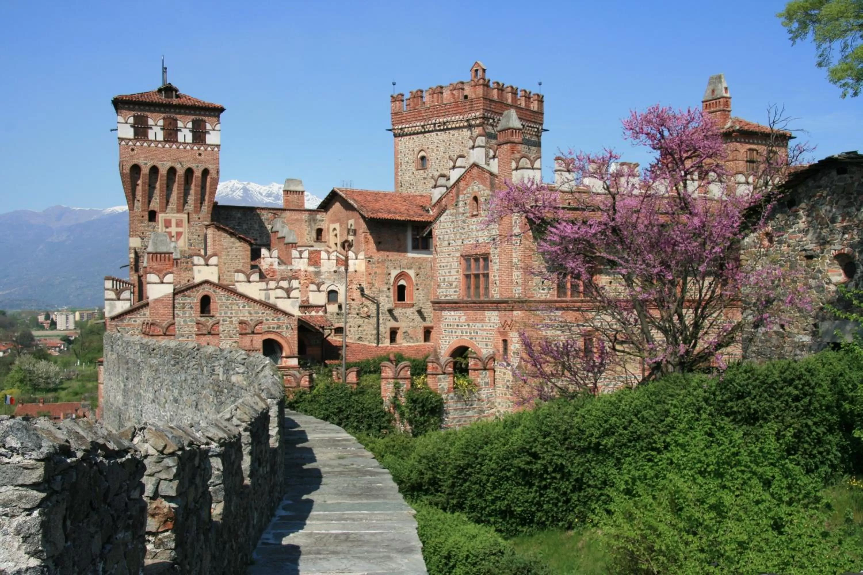 Facade/entrance, Property Building in Castello Di Pavone