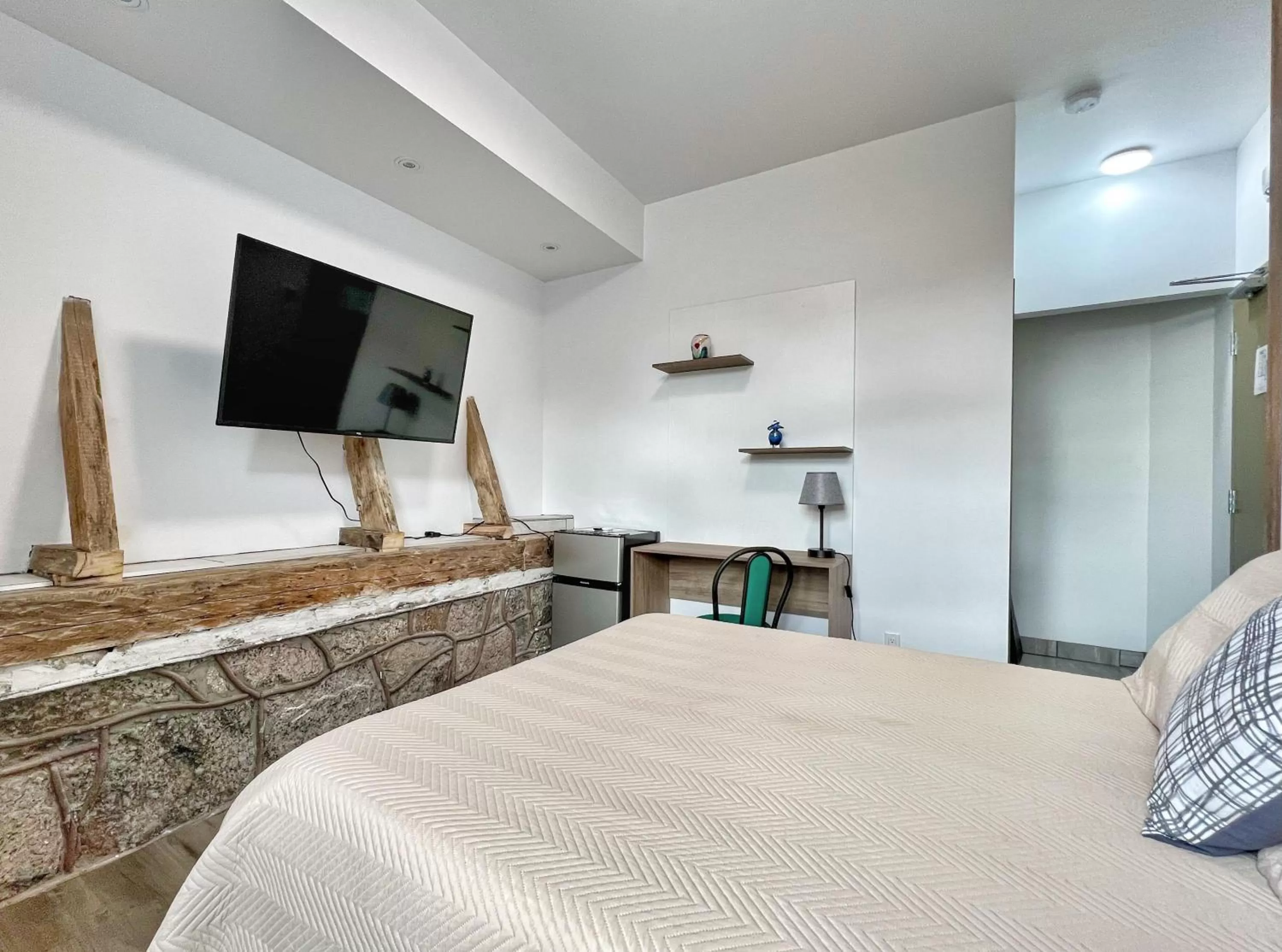 Bed in Auberge Le St-Alexis