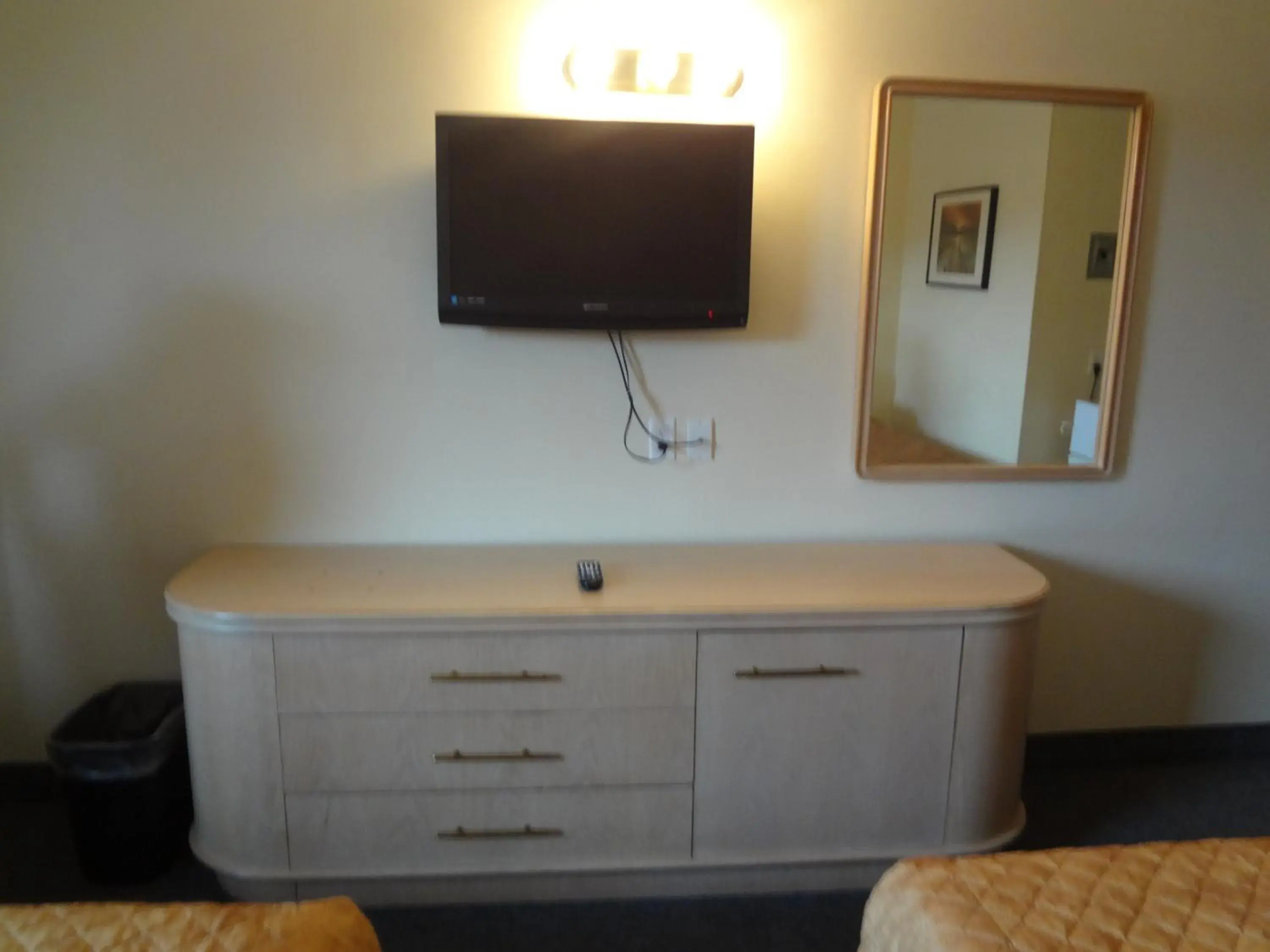 TV and multimedia, TV/Entertainment Center in Empress Inn and Suites by the Falls