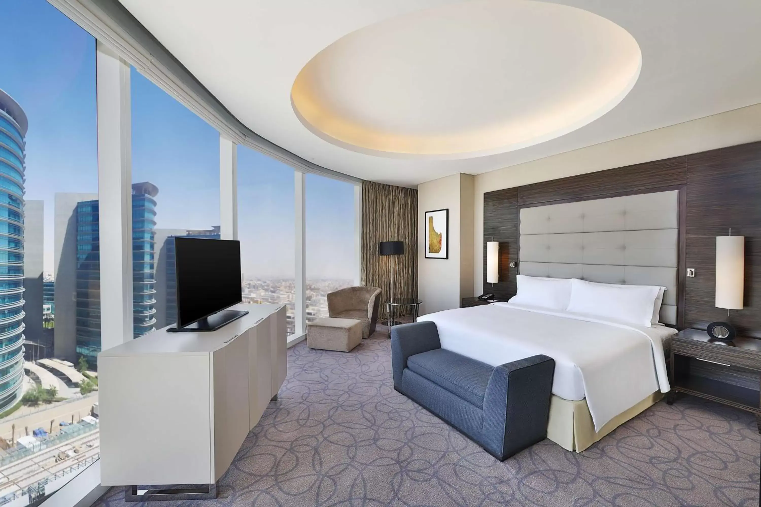 Bed, TV/Entertainment Center in Hilton Riyadh Hotel & Residences