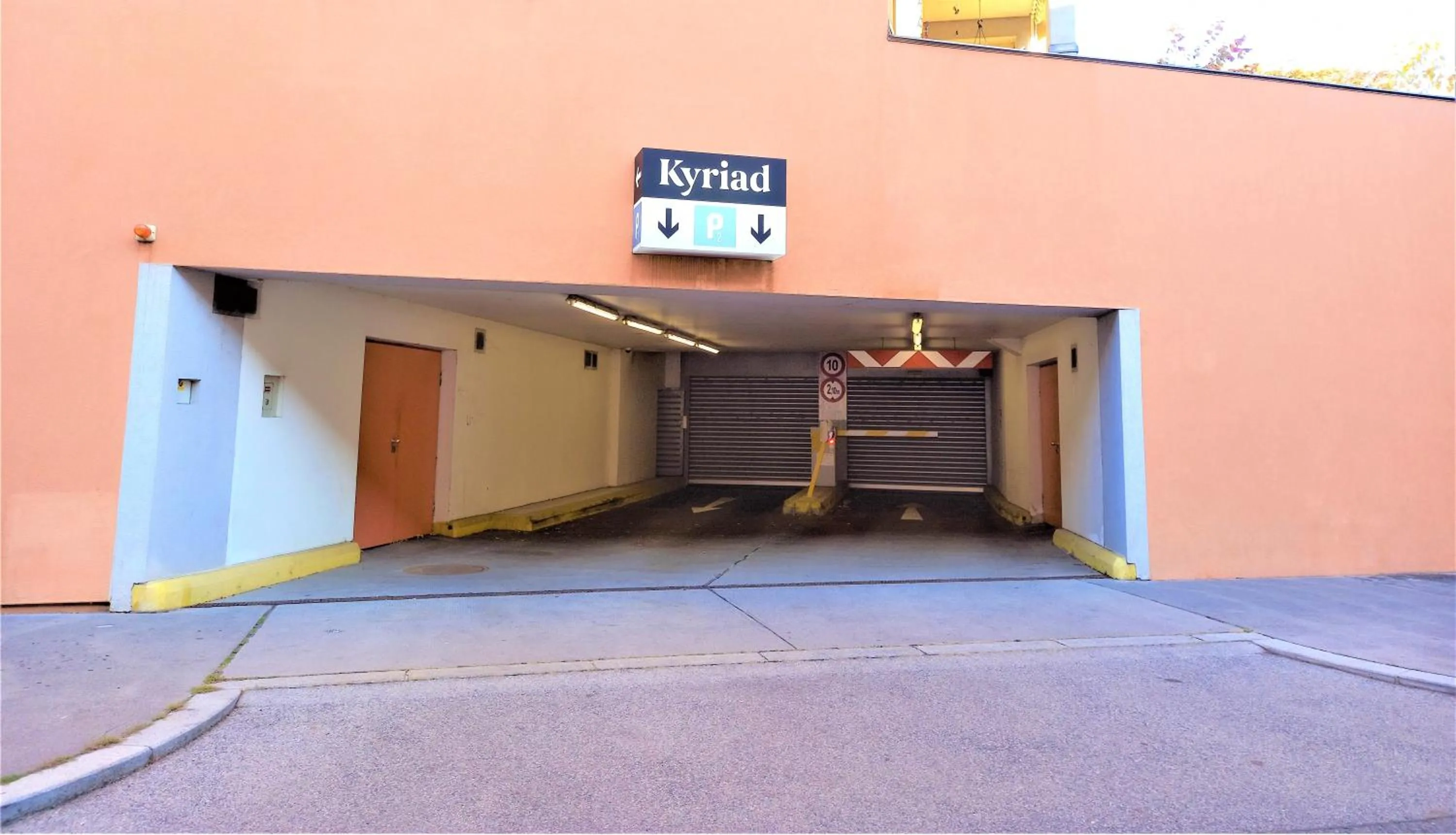 Parking in Kyriad Vienna Altmannsdorf