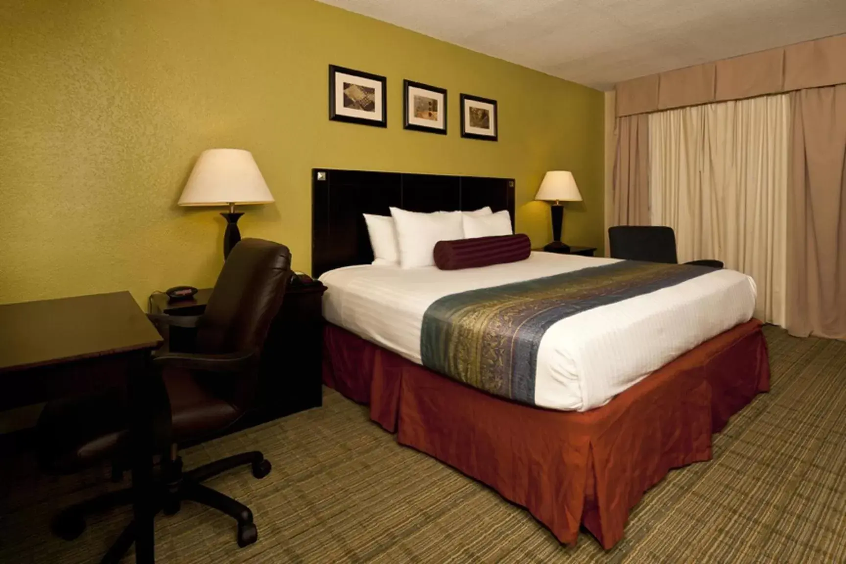 Bedroom, Bed in Grand Texan Hotel and Convention Center