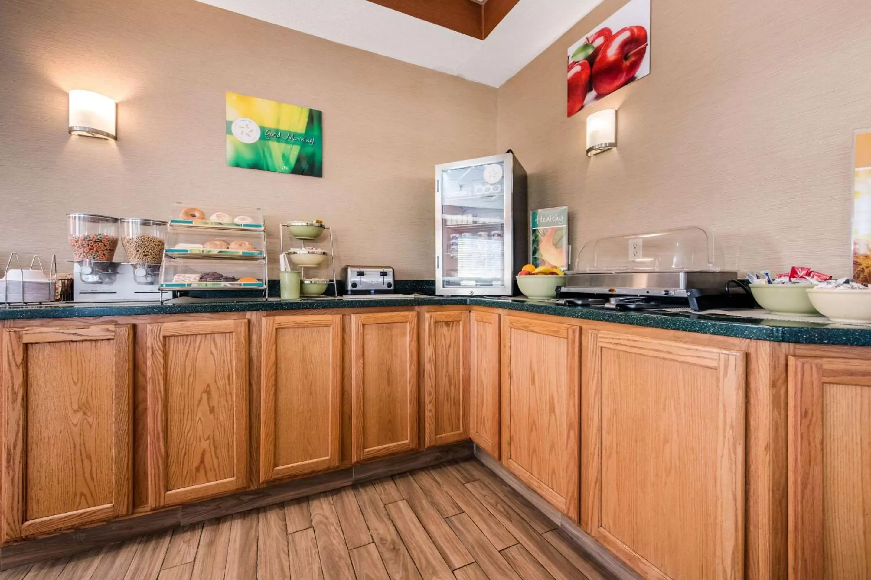 Restaurant/places to eat, Kitchen/Kitchenette in Quality Inn & Suites New Castle