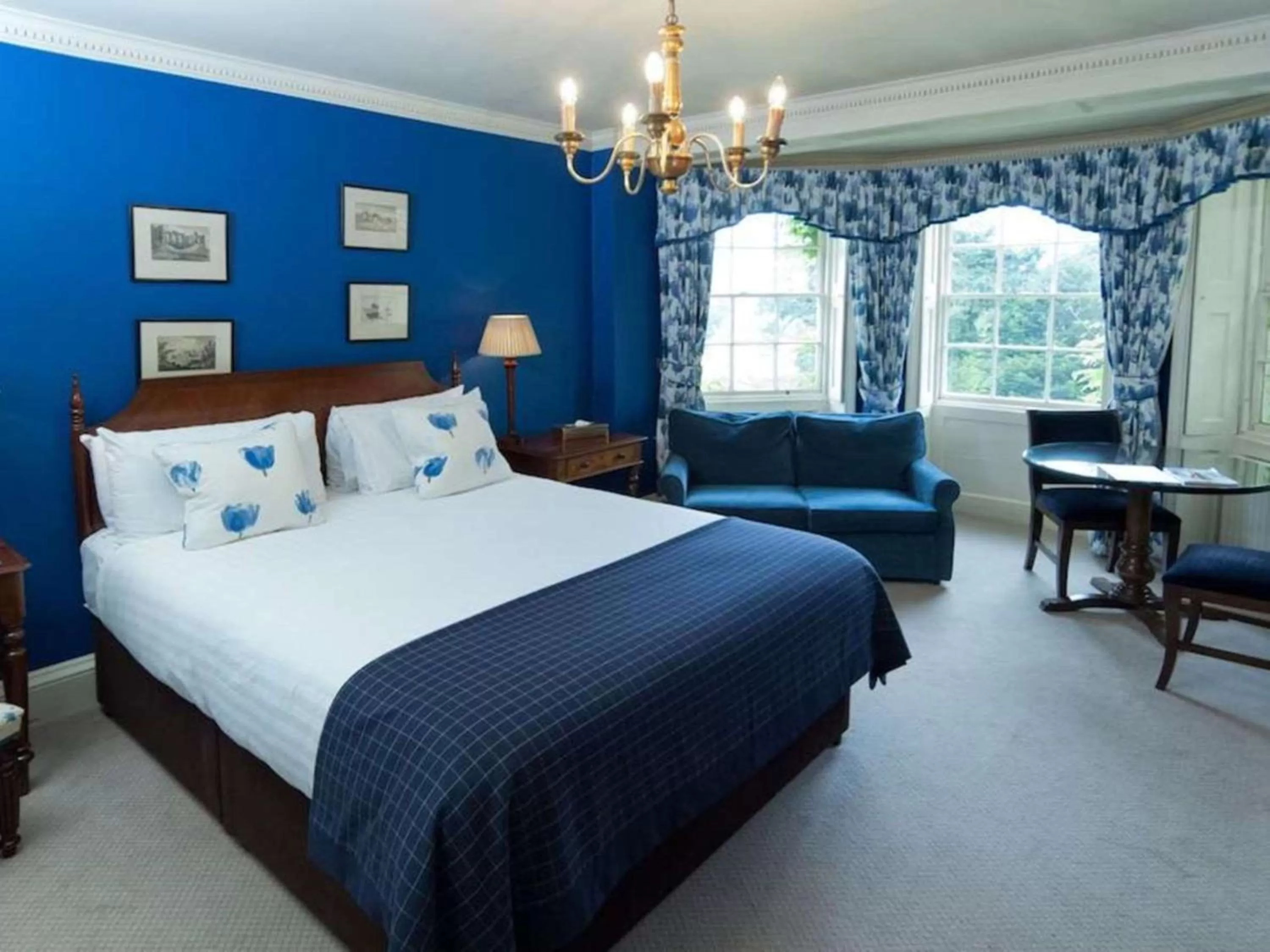 Living room, Bed in Flitwick Manor Hotel