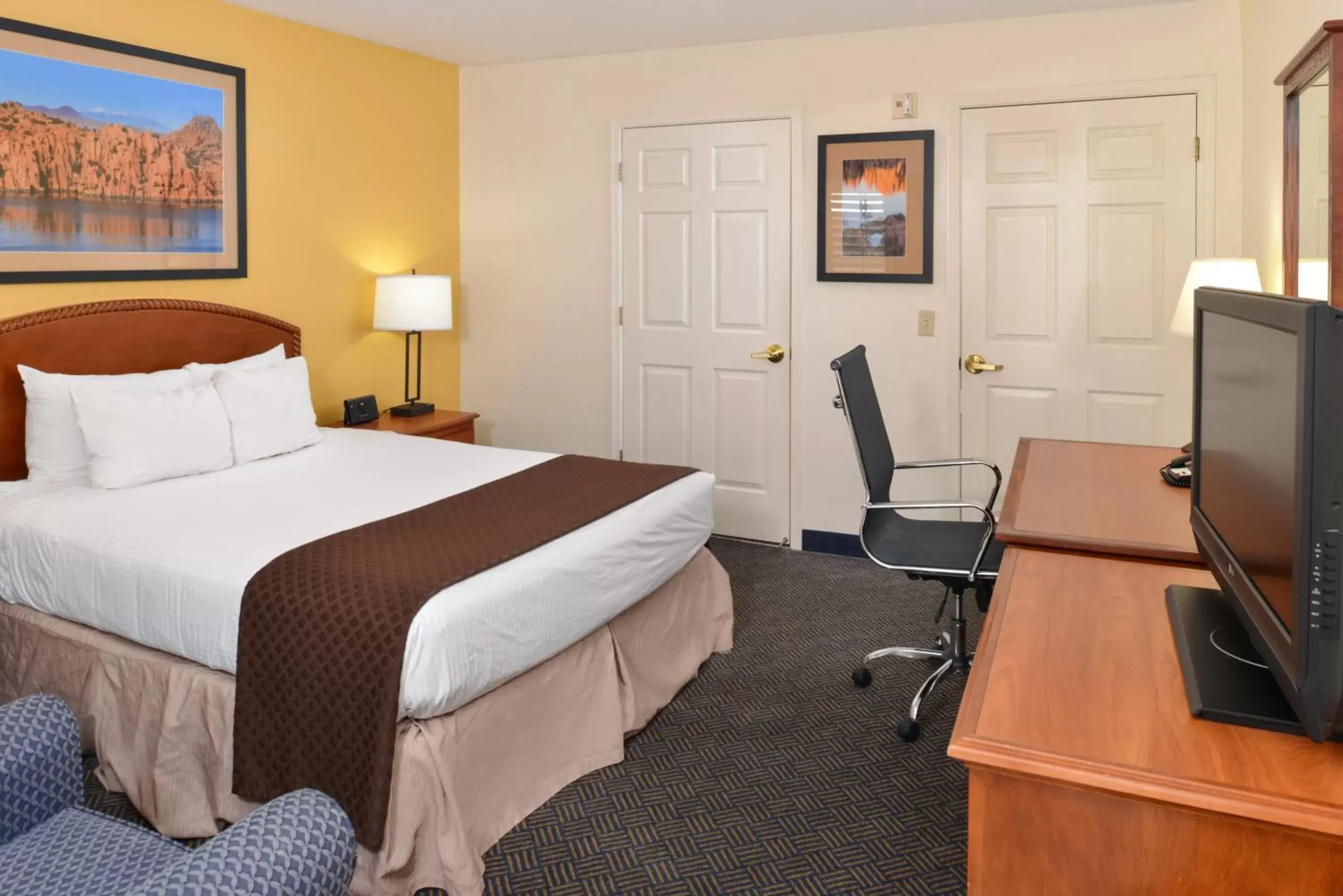 Bed in SureStay Plus Hotel by Best Western Tempe University