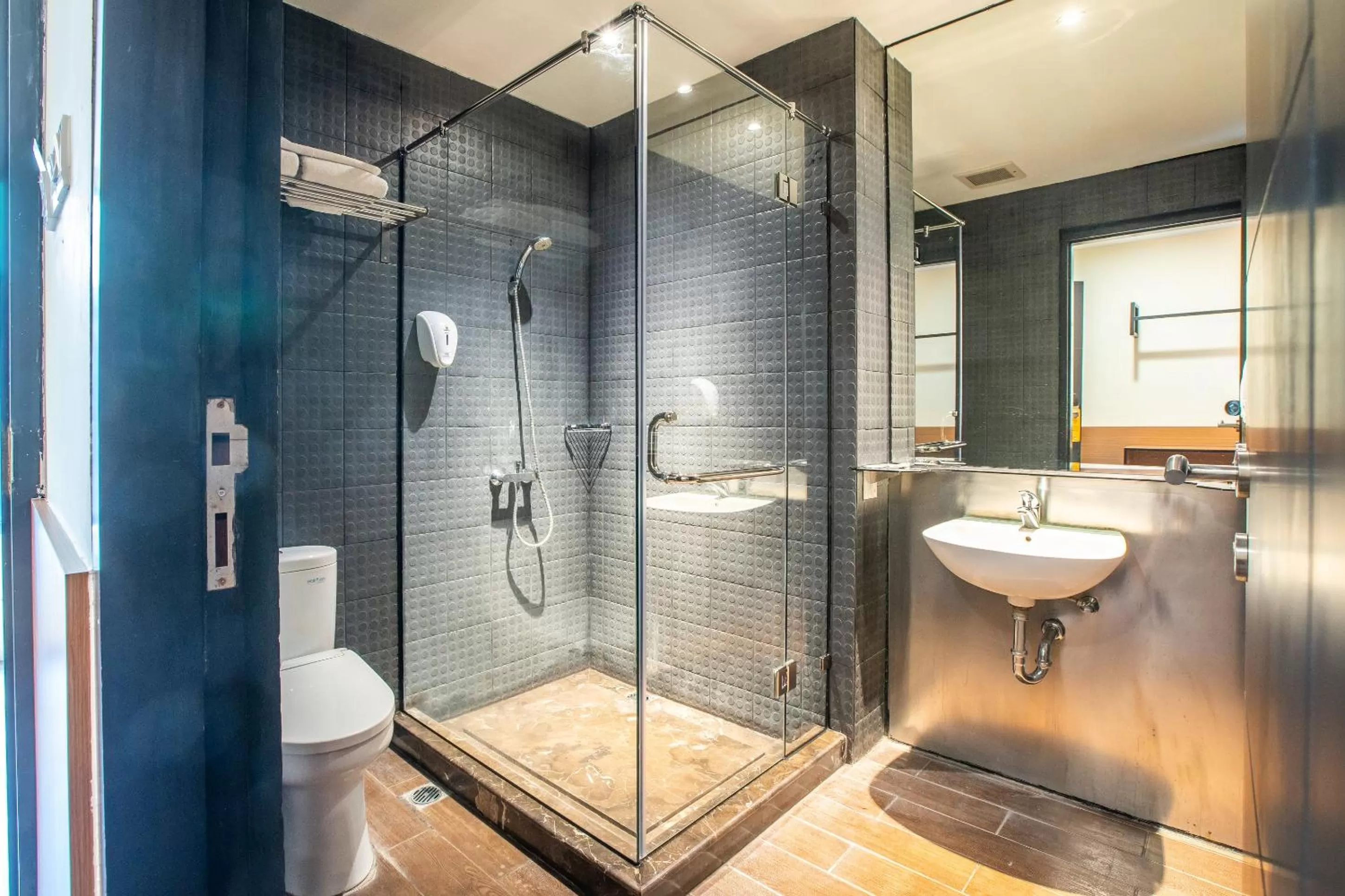 Shower in Yellow Bee Tangerang