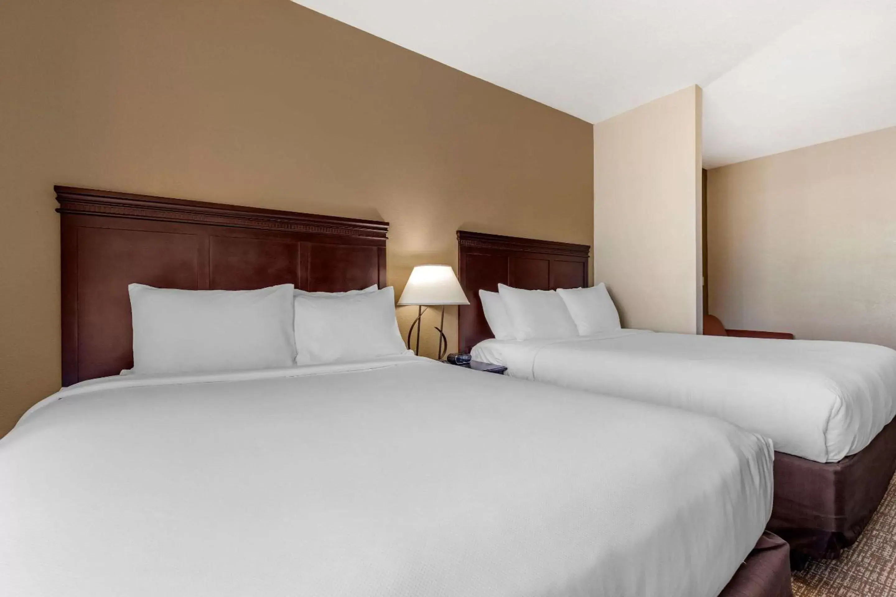 Photo of the whole room, Bed in Comfort Suites Granbury