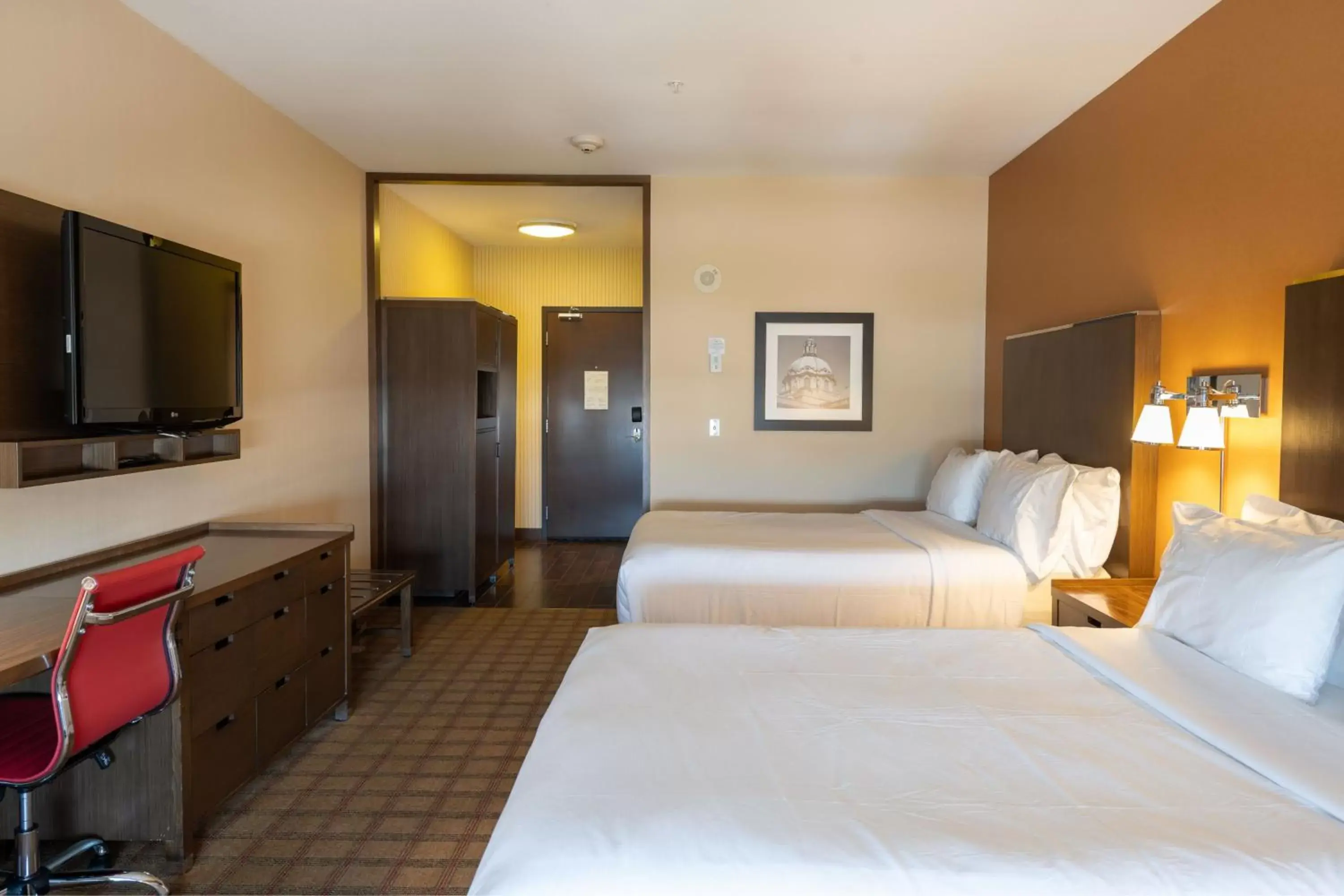 Photo of the whole room, Bed in Four Points by Sheraton Edmonton International Airport