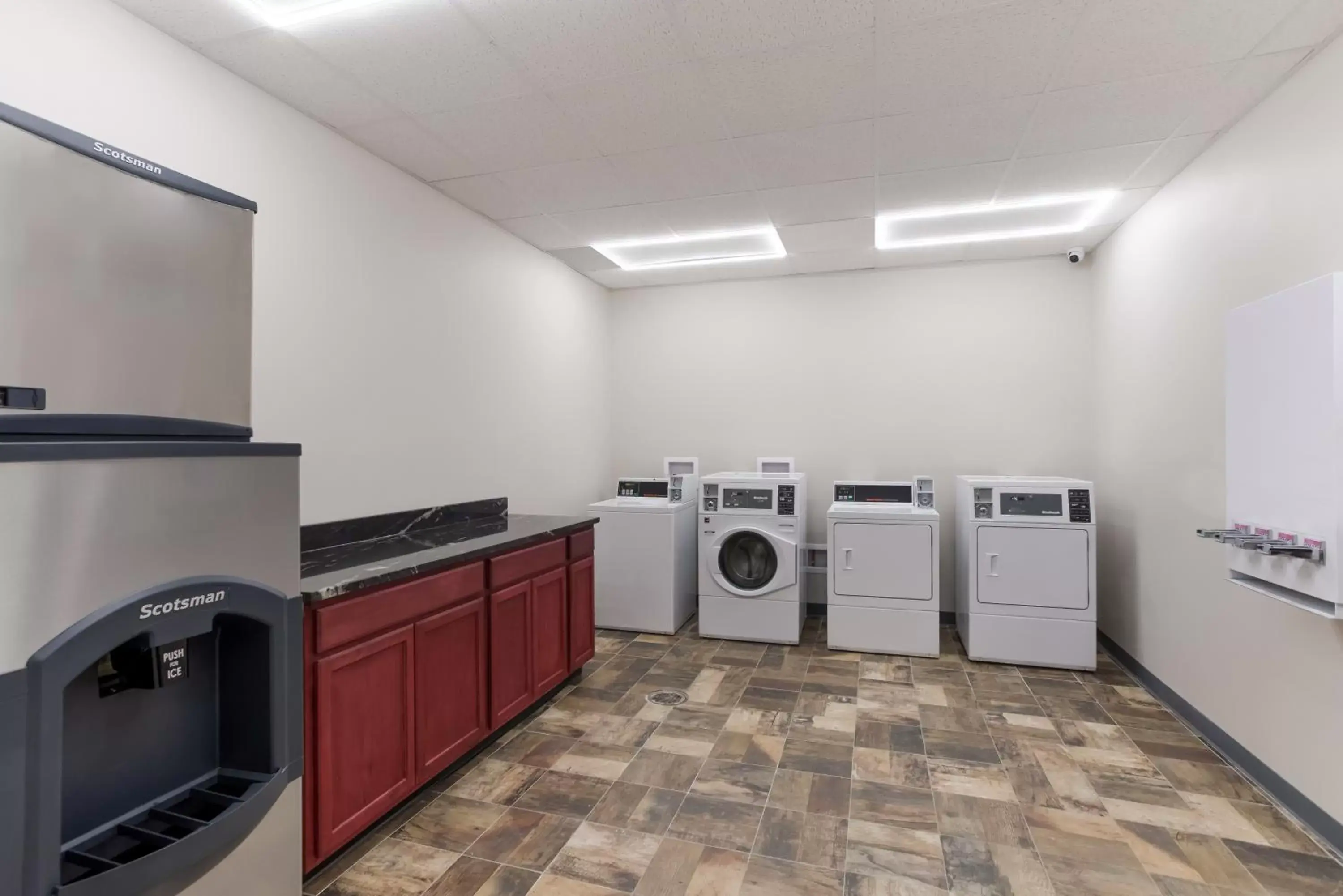 Kitchen/Kitchenette in Econo Lodge