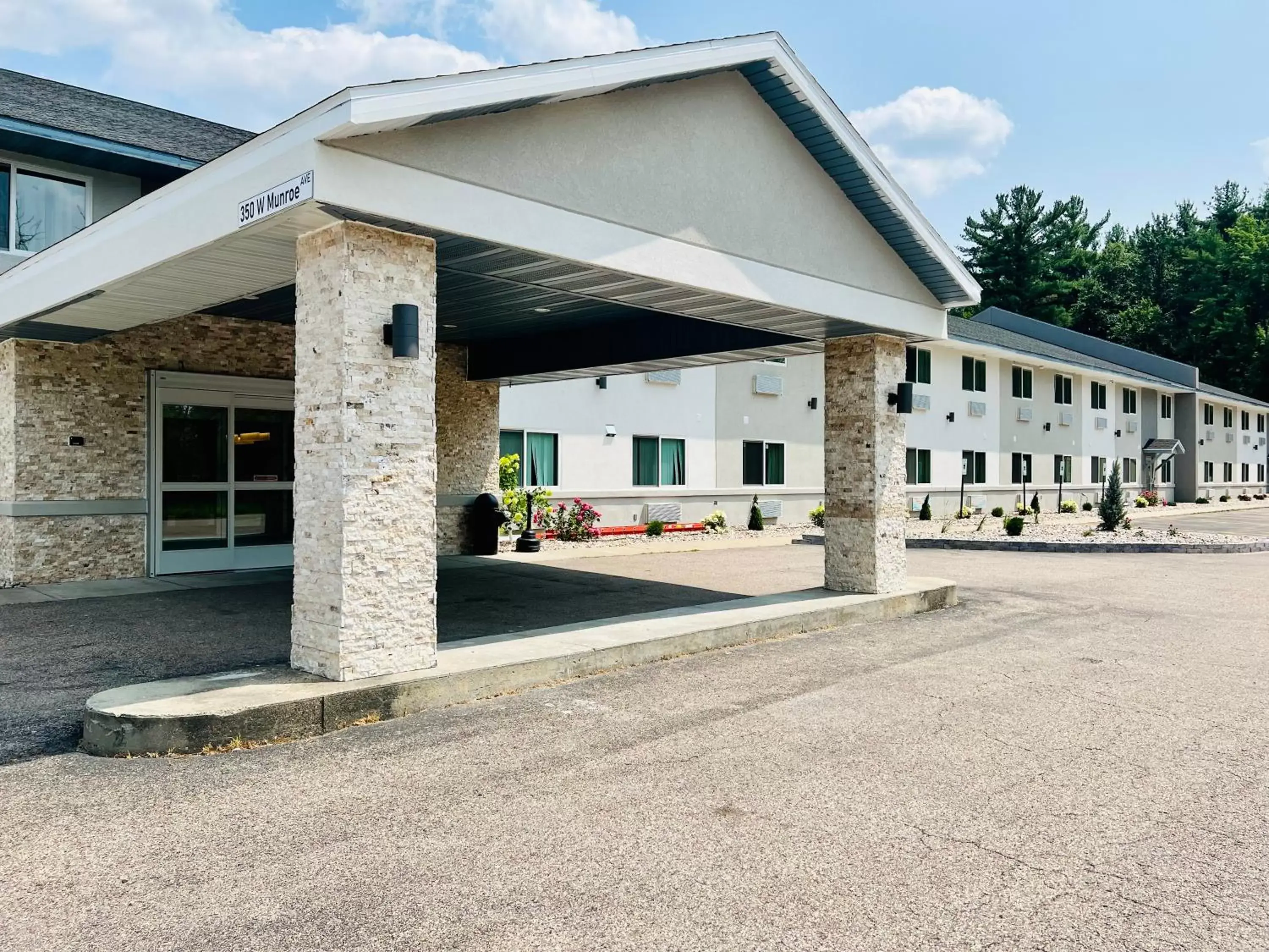 Property Building in Americas Best Value Inn Wisconsin Dells-Lake Delton - Newly renovated