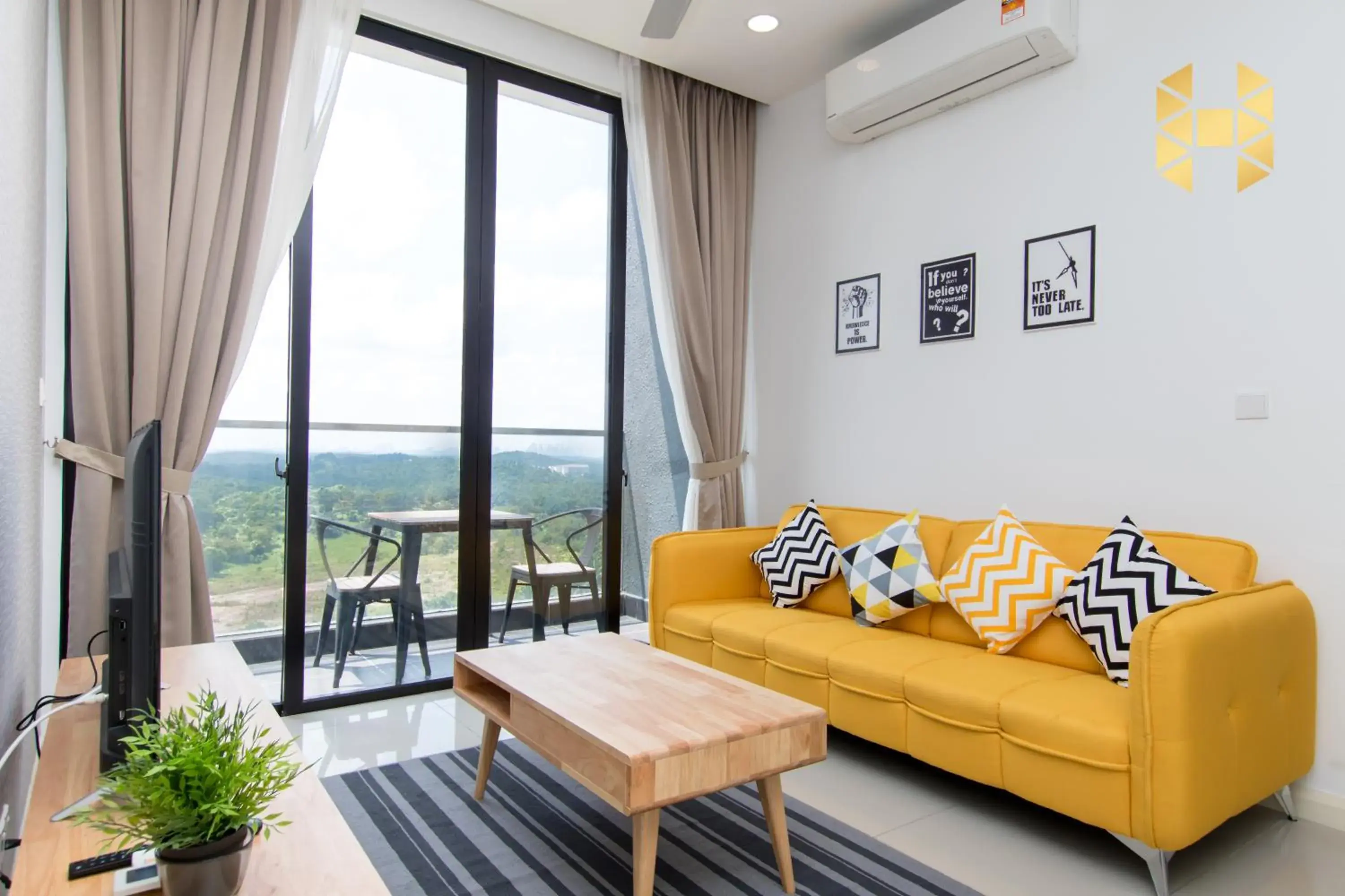 Living room, Seating Area in D pristine Family Suite By Holi