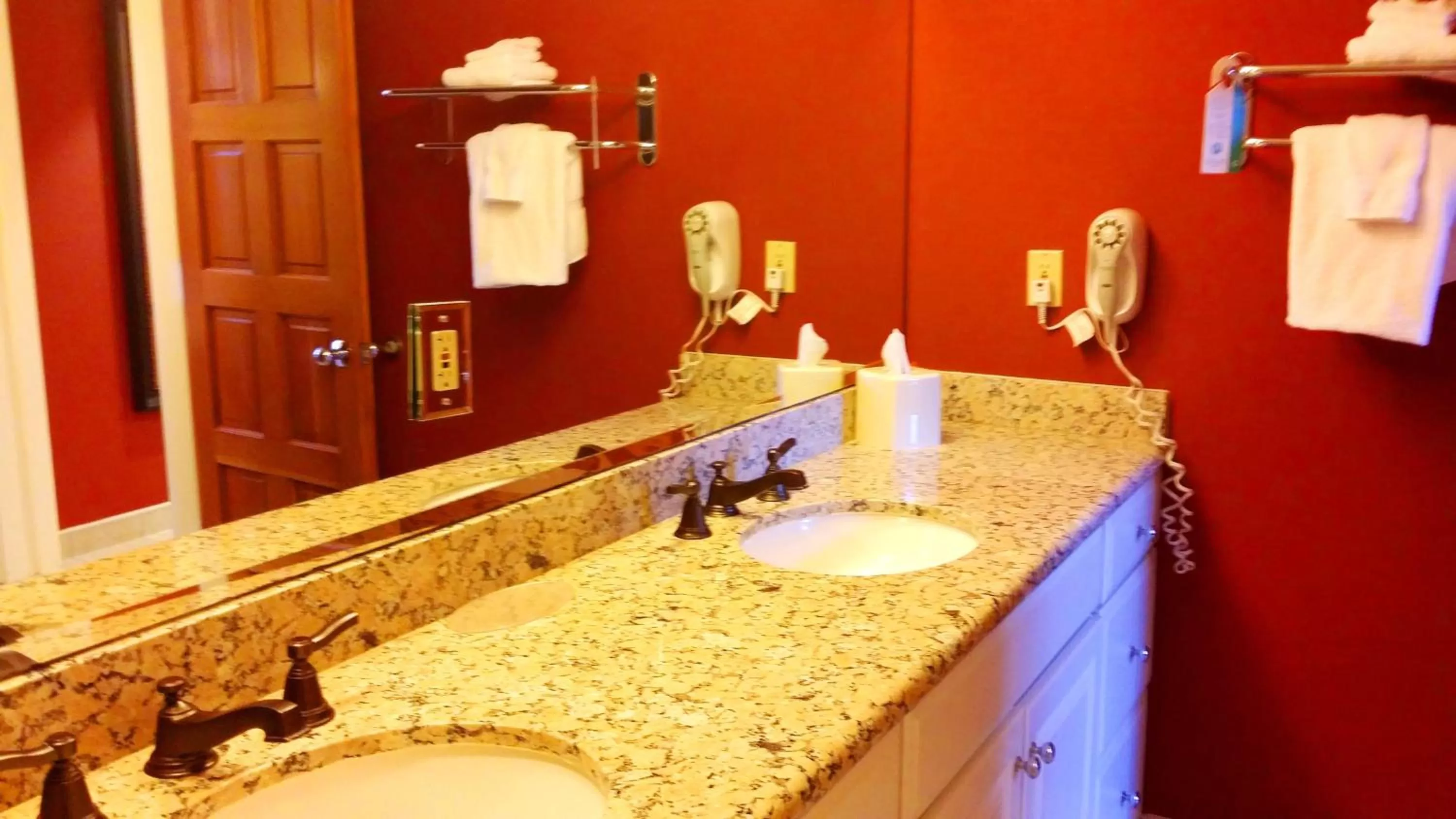 Bathroom in Howard Johnson by Wyndham Anaheim Hotel and Water Playground