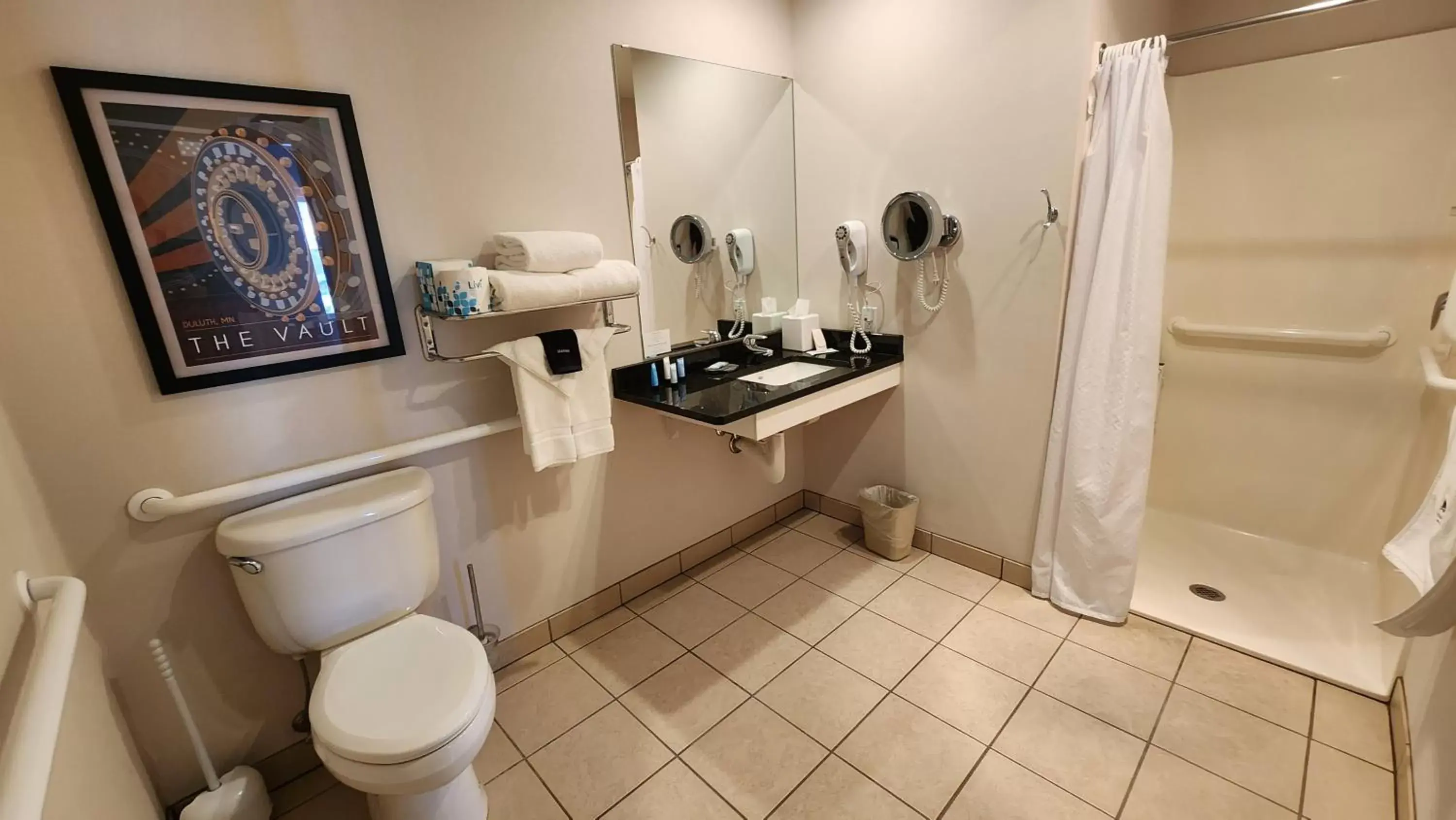 Shower, Bathroom in South Pier Inn