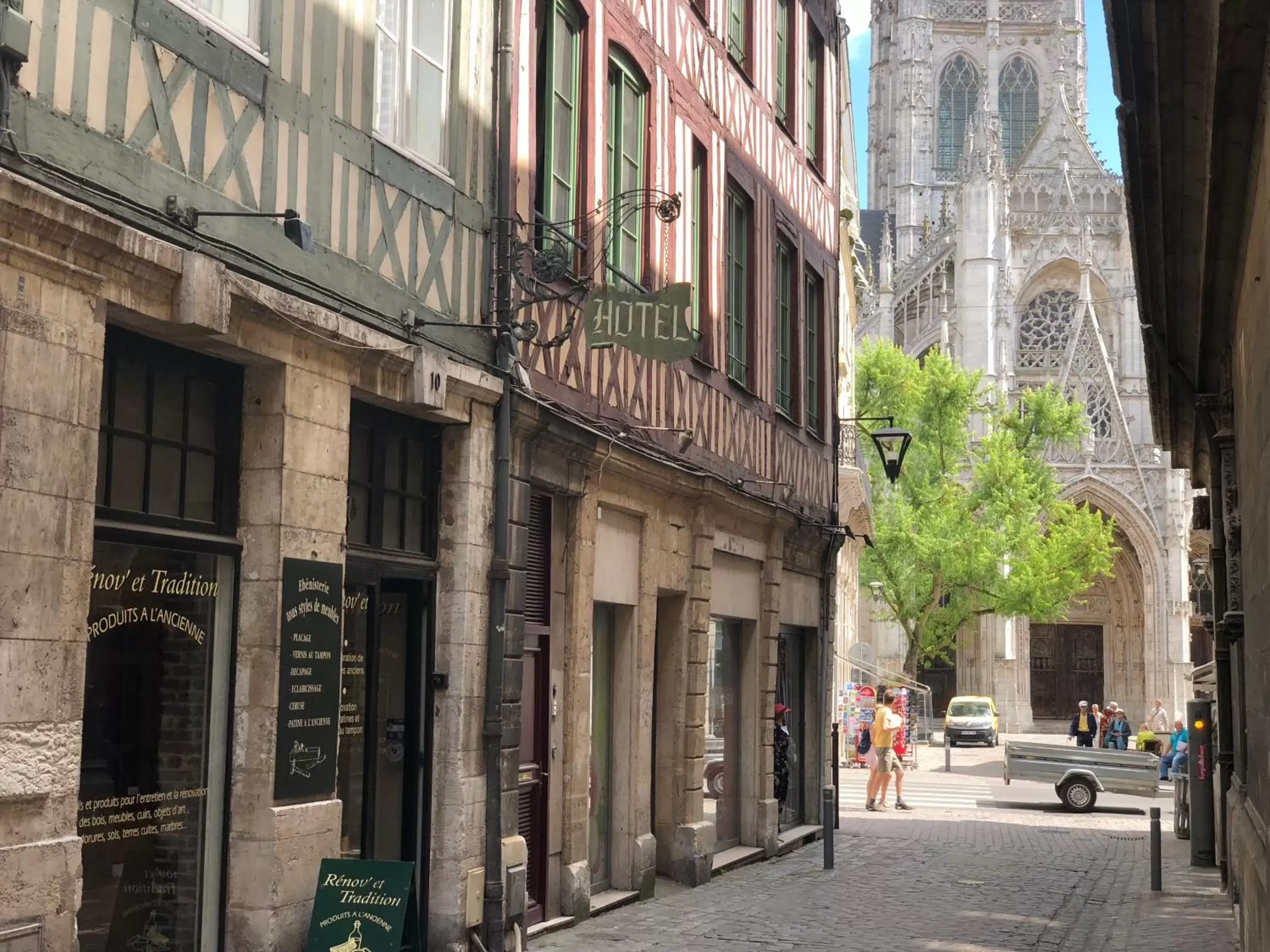 Street view, Neighborhood in Hôtel De La Cathédrale