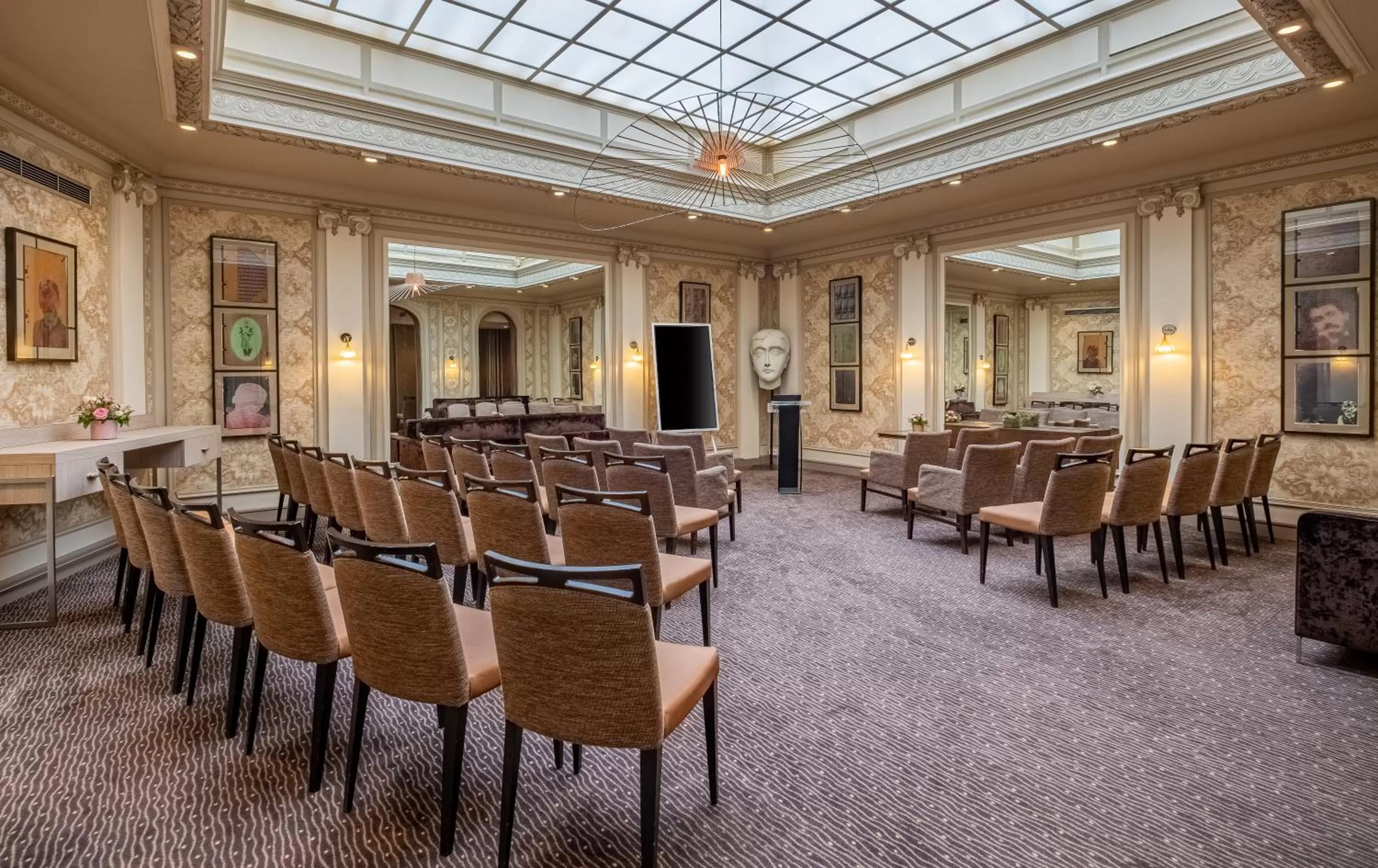 Restaurant/places to eat in Hotel Litteraire Le Swann, BW Premier Collection