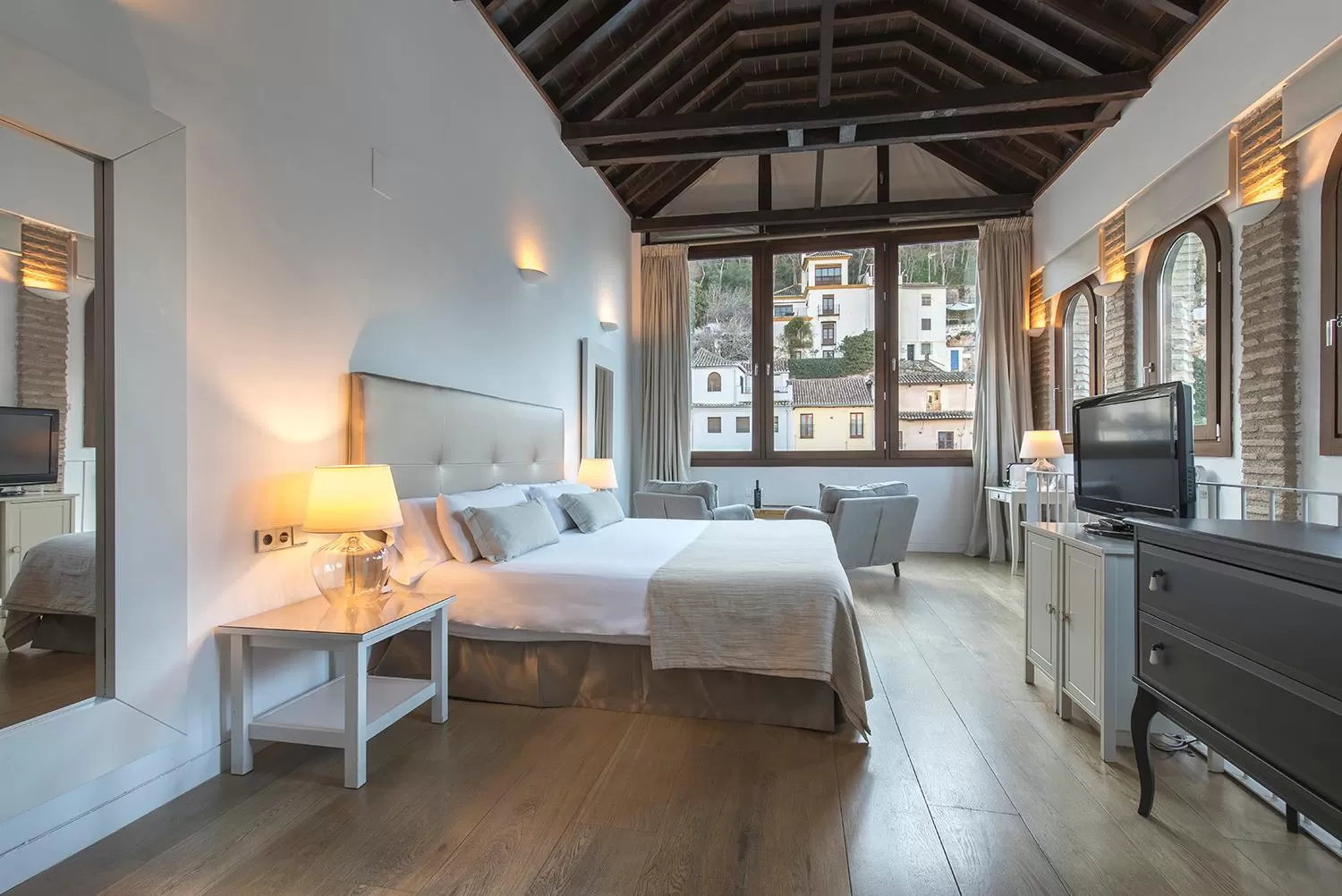 Photo of the whole room, Bed in Shine Albayzín