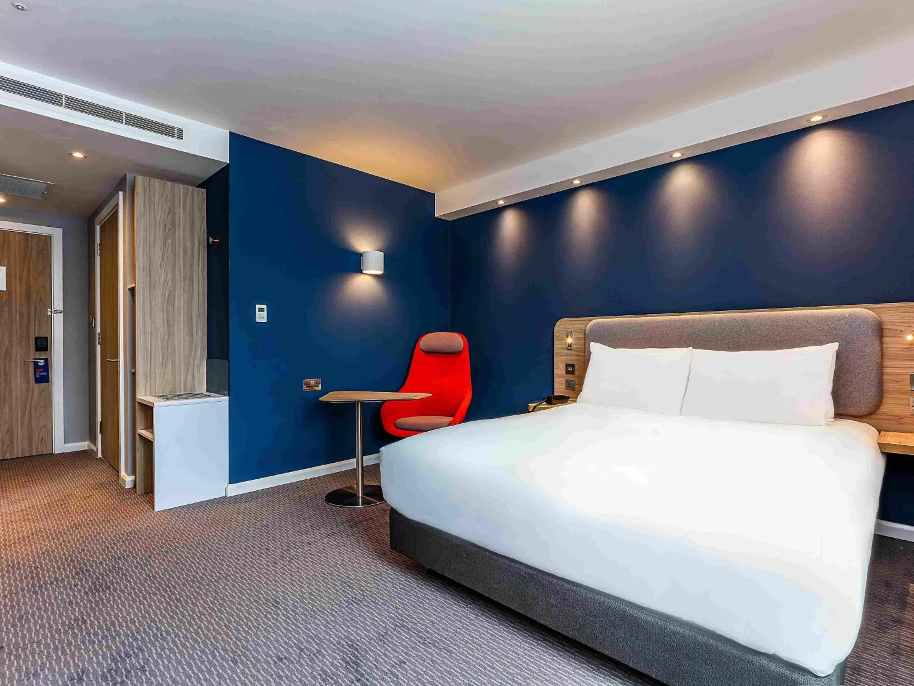 Bedroom, Bed in Holiday Inn Express - Fleet, an IHG Hotel